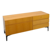 Meuble TV en bois avec tiroirs et pieds en acier noir.