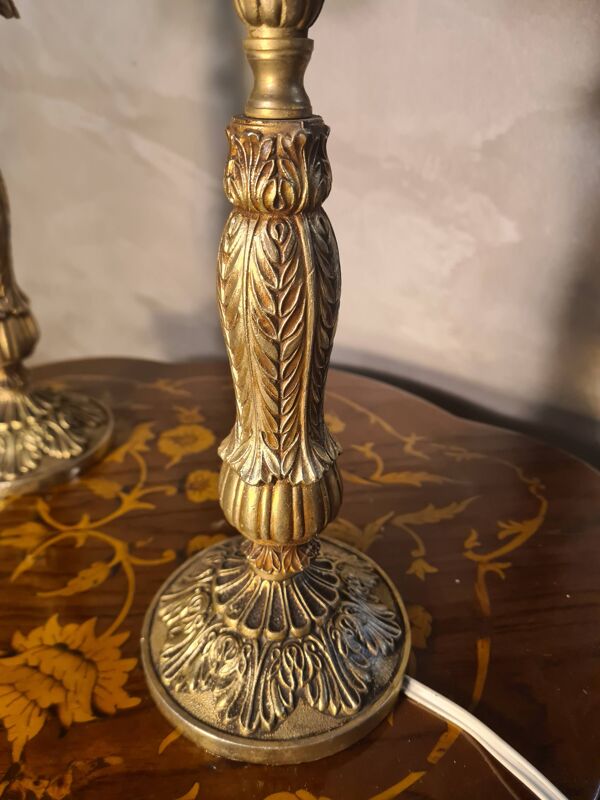 Paire de lampes de chevet en régule dorée et abat-jour en pâte de verre