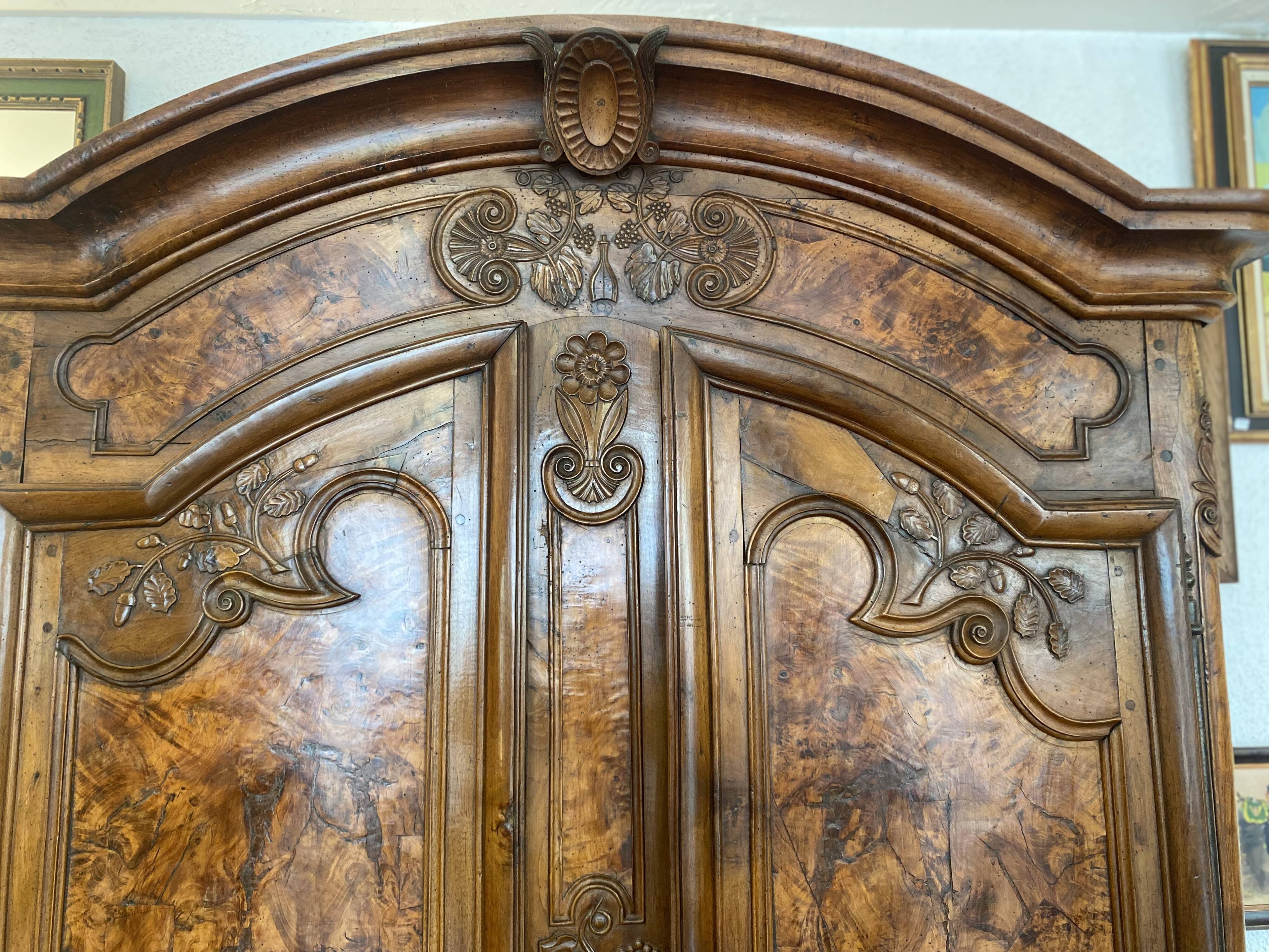 Bressane wardrobe with arched cornice, walnut and fresne magnifying glass.