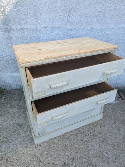 Distressed chest of drawers