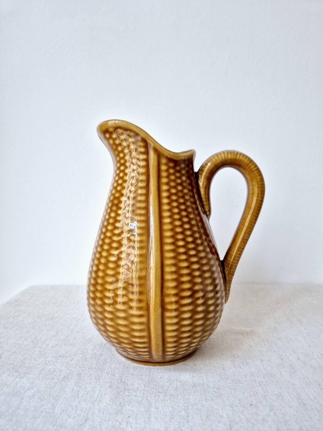 Ceramic "corn grain" pitcher in slip - Vintage
