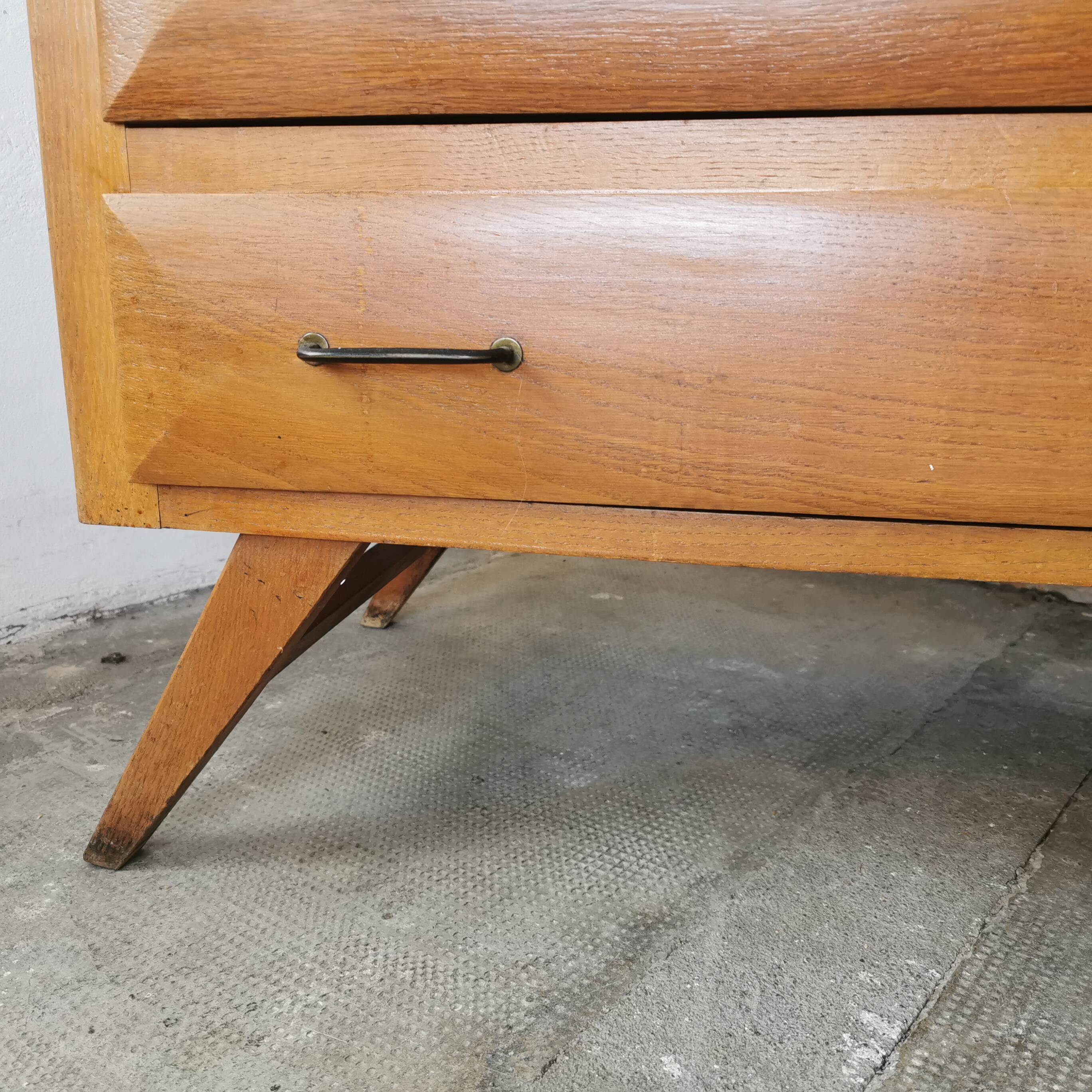 Vintage chest of drawers with compass legs, in oak.