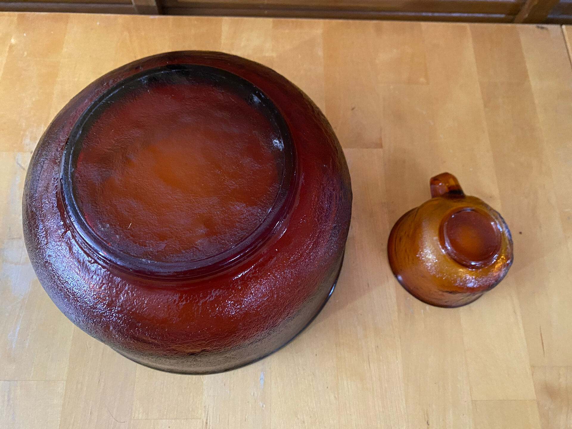 Salad bowl + 11 cups vereco frosted moulded amber glass 1970s vintage