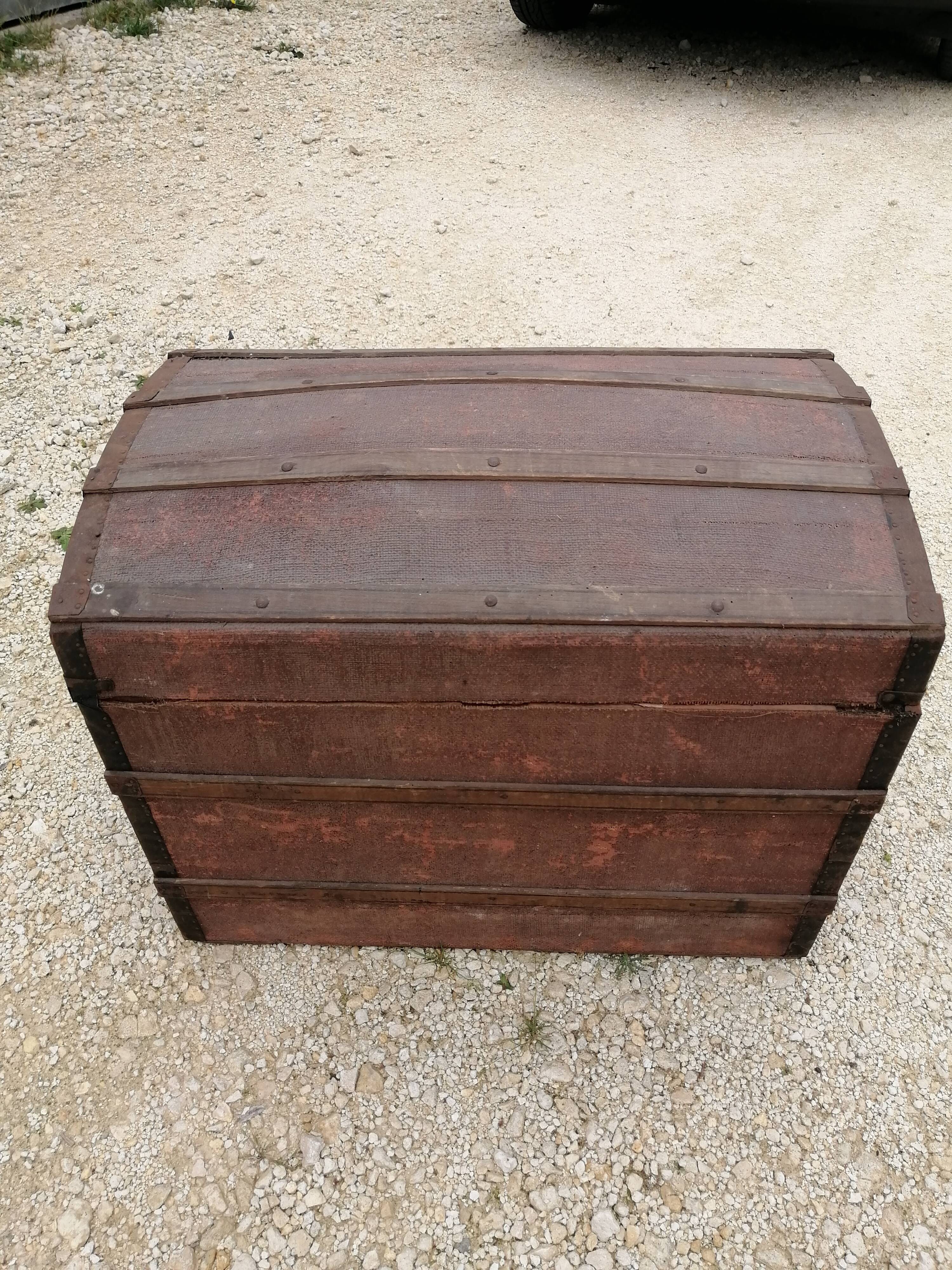 Malle de voyage ancienne bombee