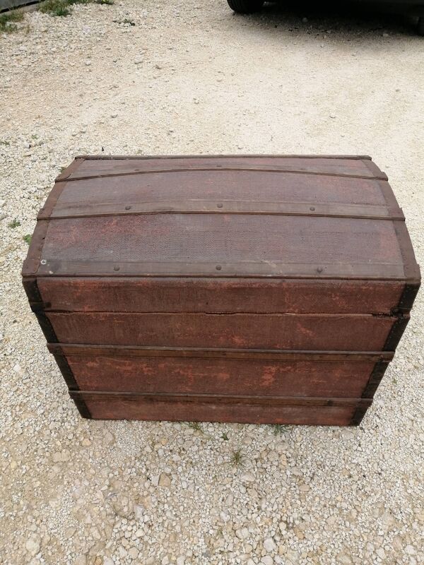 Malle de voyage ancienne bombee