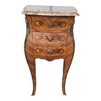 Table de chevet galbée en marqueterie style Louis XV