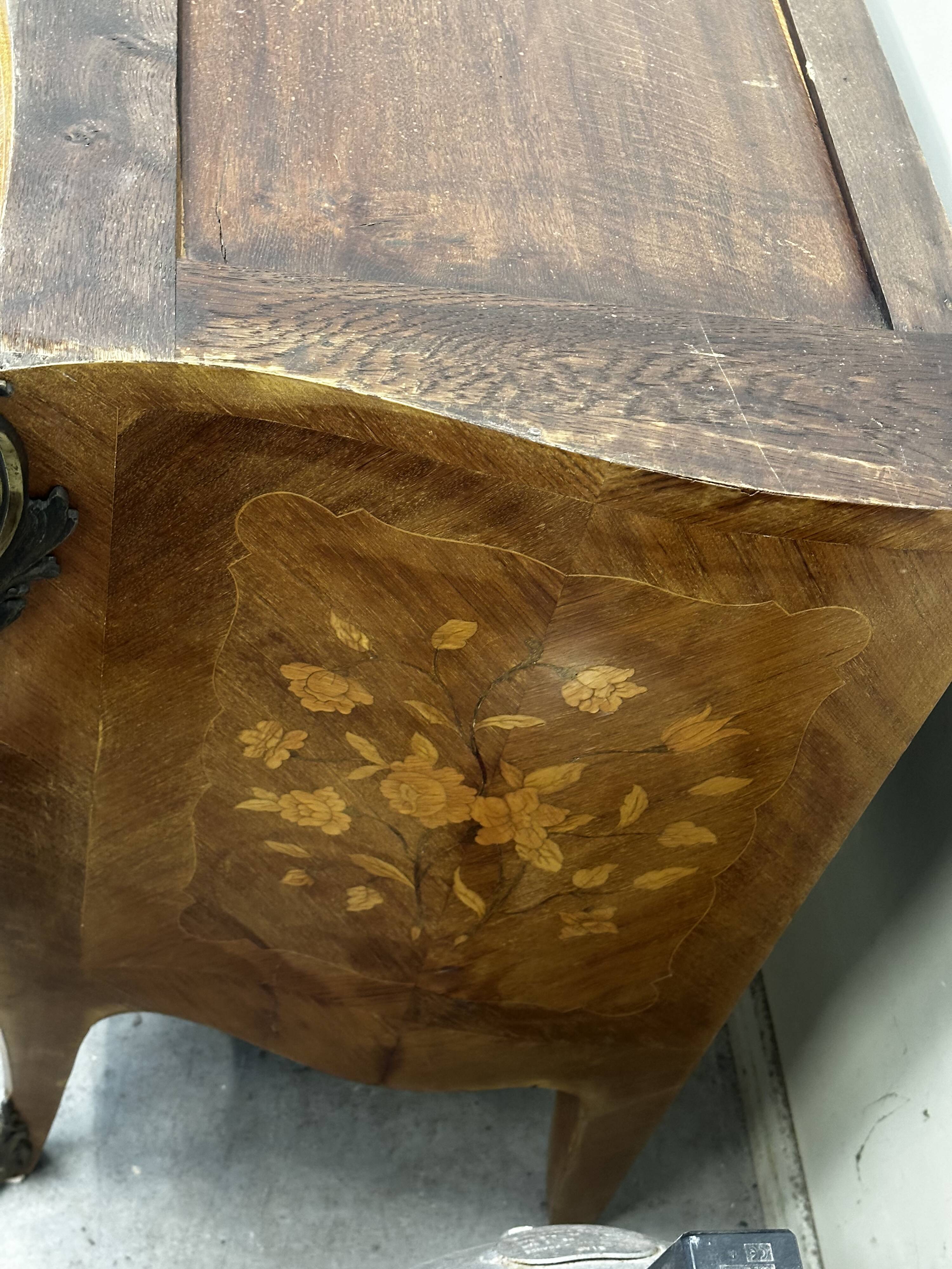 Curved and inlaid chest of drawers, Louis XV style, late 19th-early 20th century
