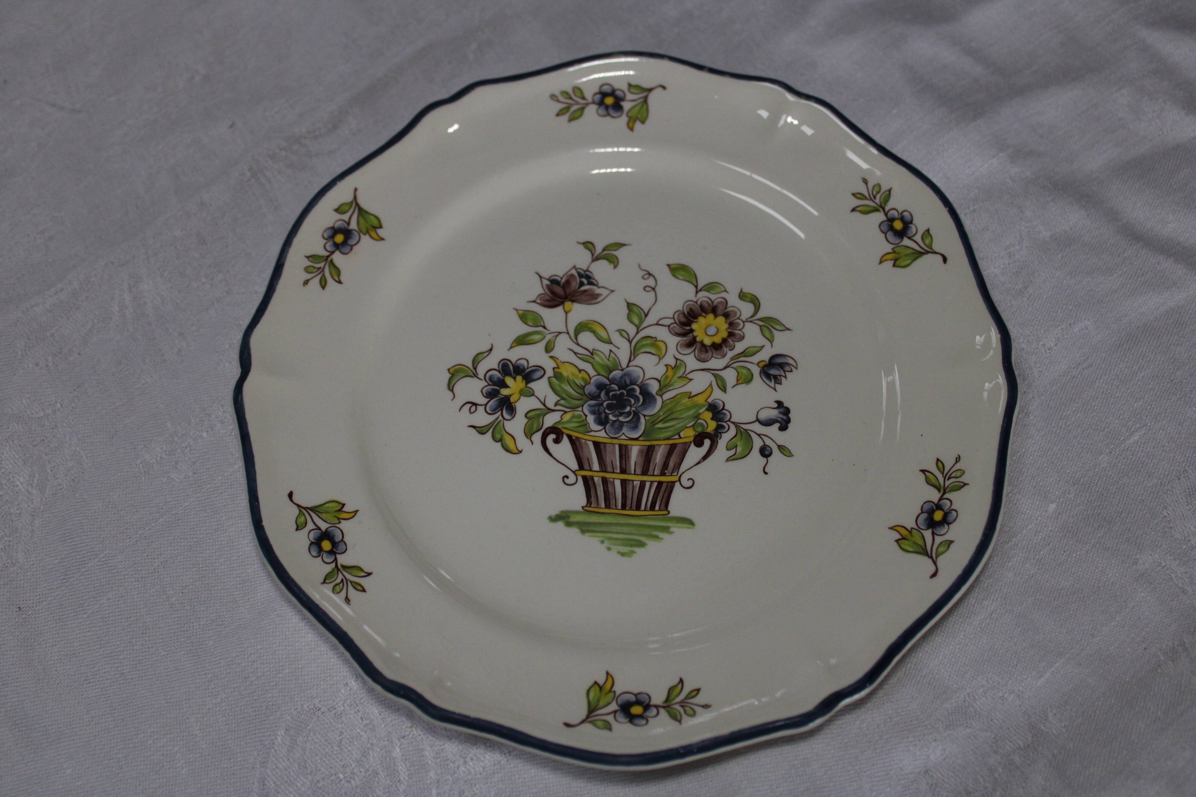 Service at Dessert Saint-Amand Vieux Delft