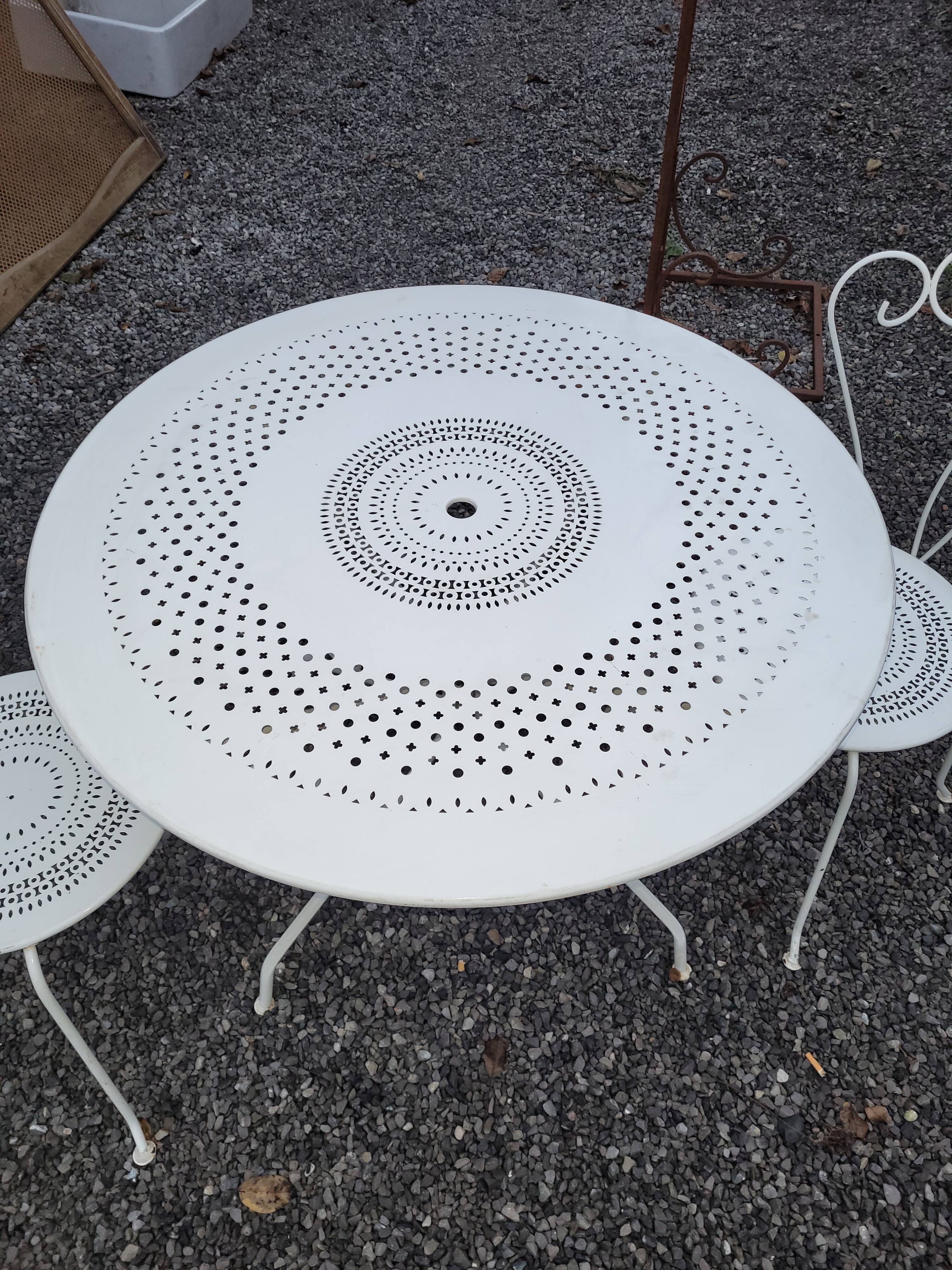 Salon de jardin table plus 2 chaises