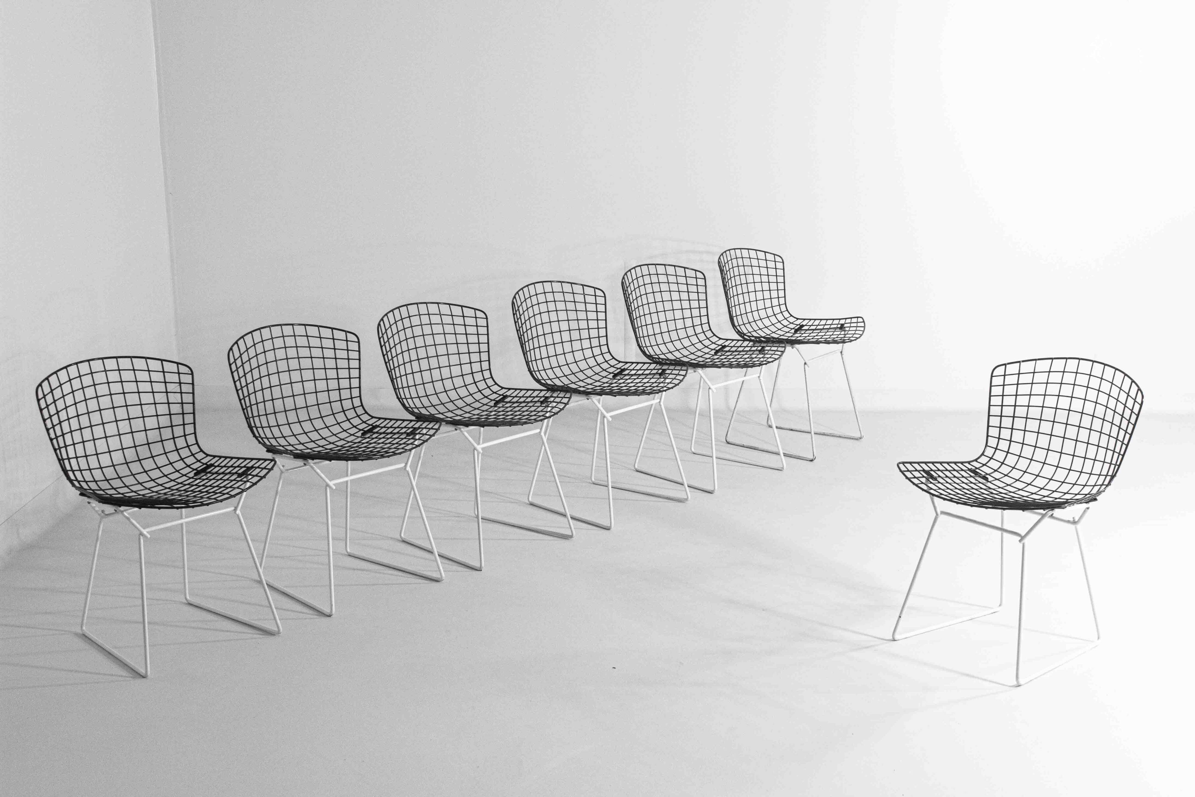 Ensemble de 7 chaises Bertoia noires et blanches pour Knoll International, années 1970