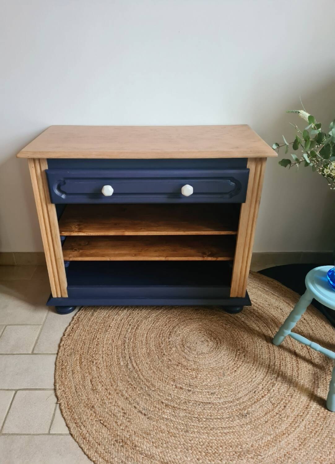 Buffet ouvert bleu de Sèvres et bois