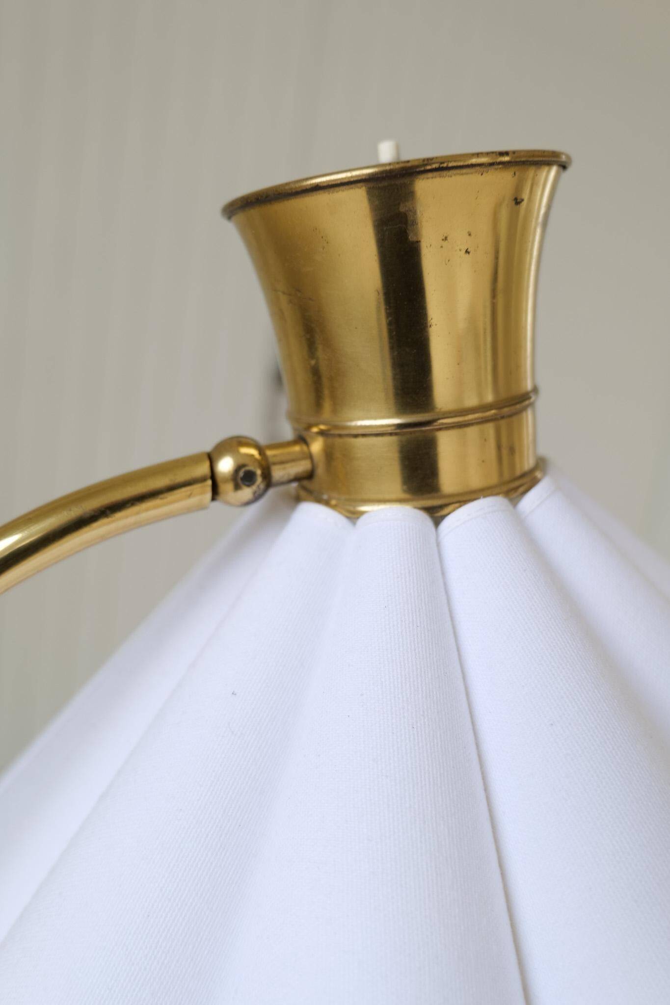 Curved mid-century floor lamp in brass and stone