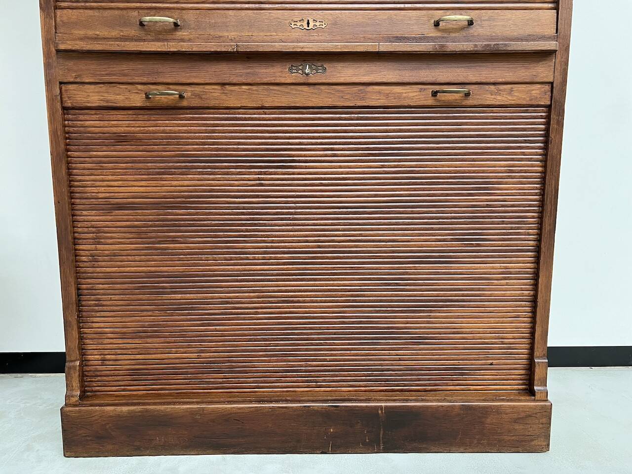Armoire à rideaux en chêne massif, circa 1930