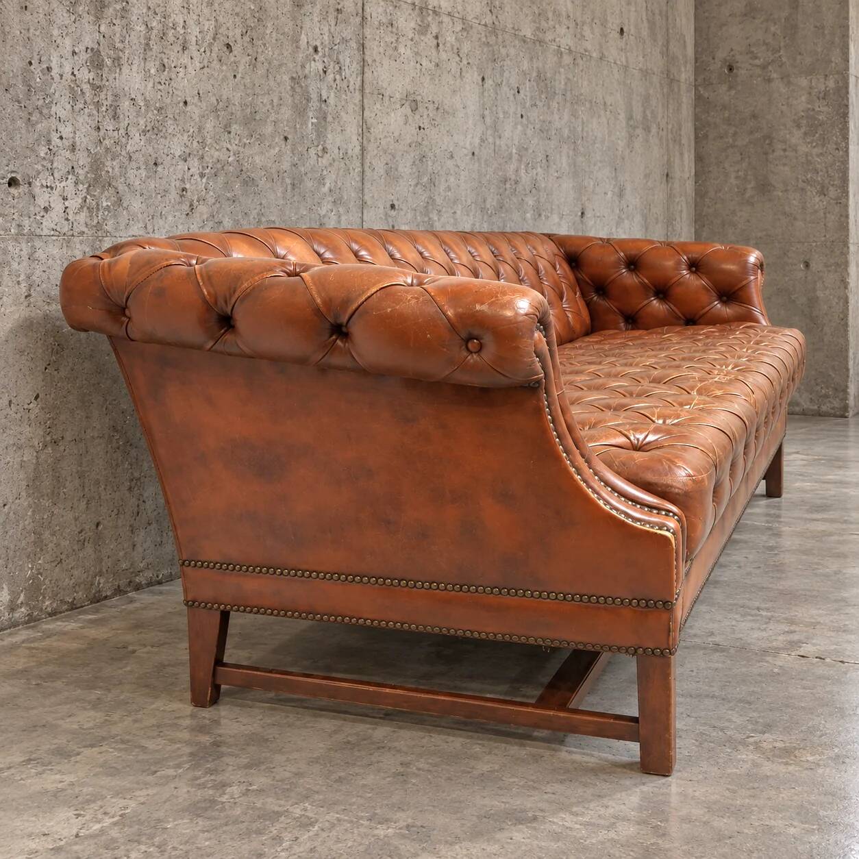Chesterfield sofa / Brown cognac leather / Deep buttoned / 1980s