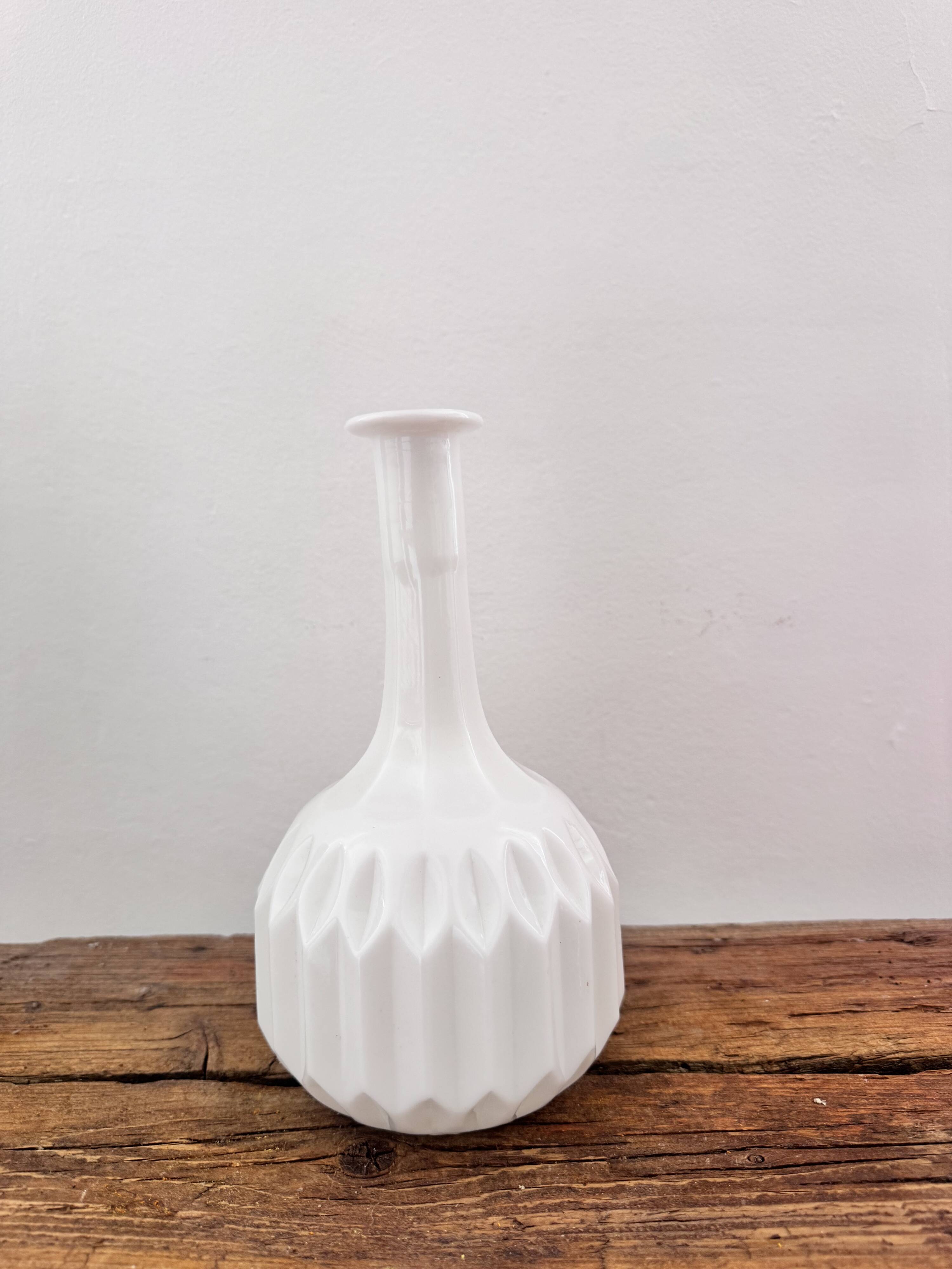 Vase blanc en opaline