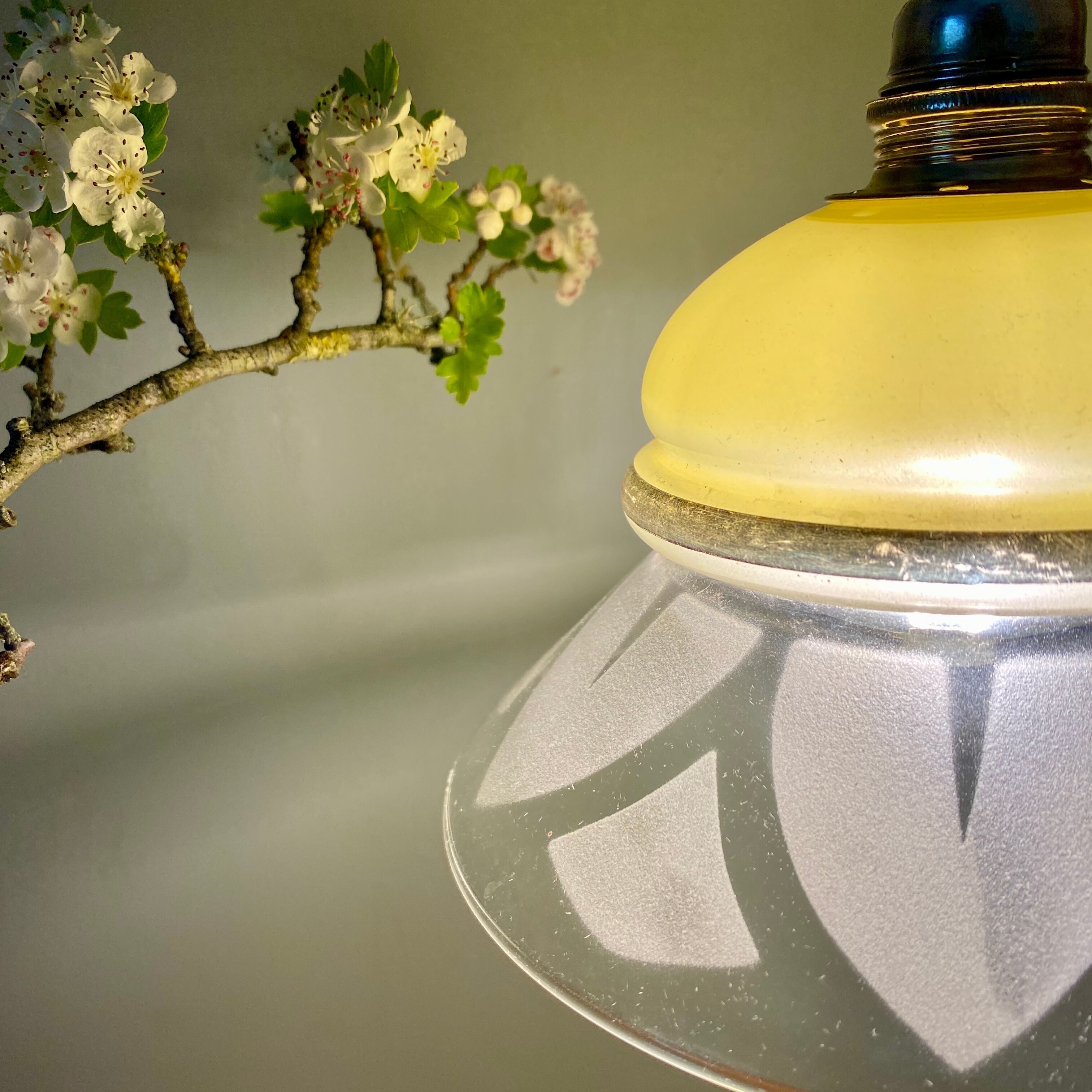 Vintage lampshade ride in yellow and transparent glass