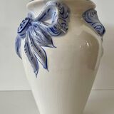 Vase en faïence blanche, décor ruban bleu