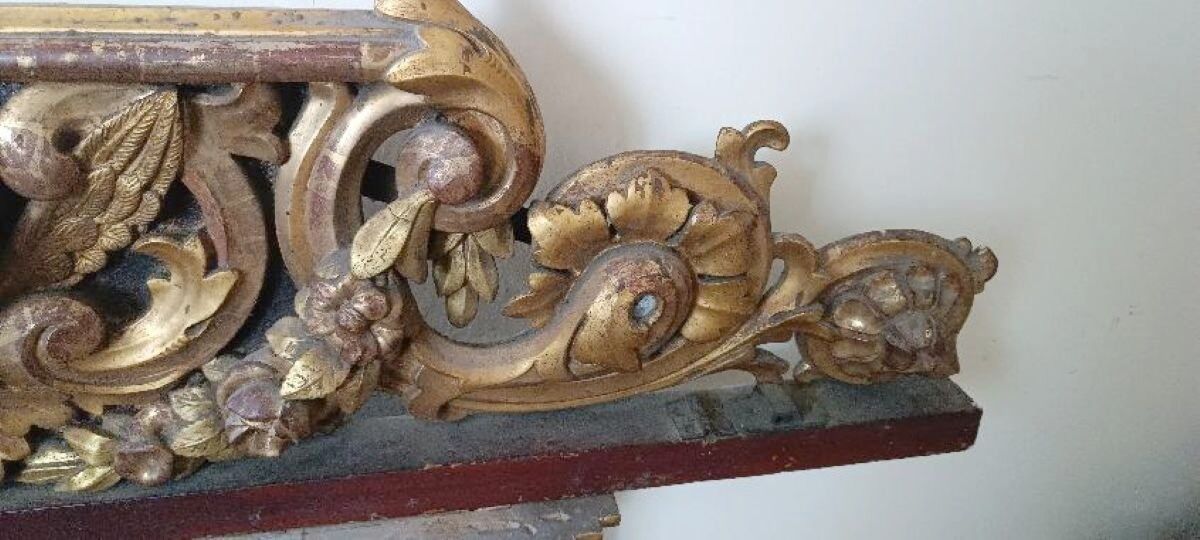 Fronton ancien en bois doré et sculpté du XIXe siècle