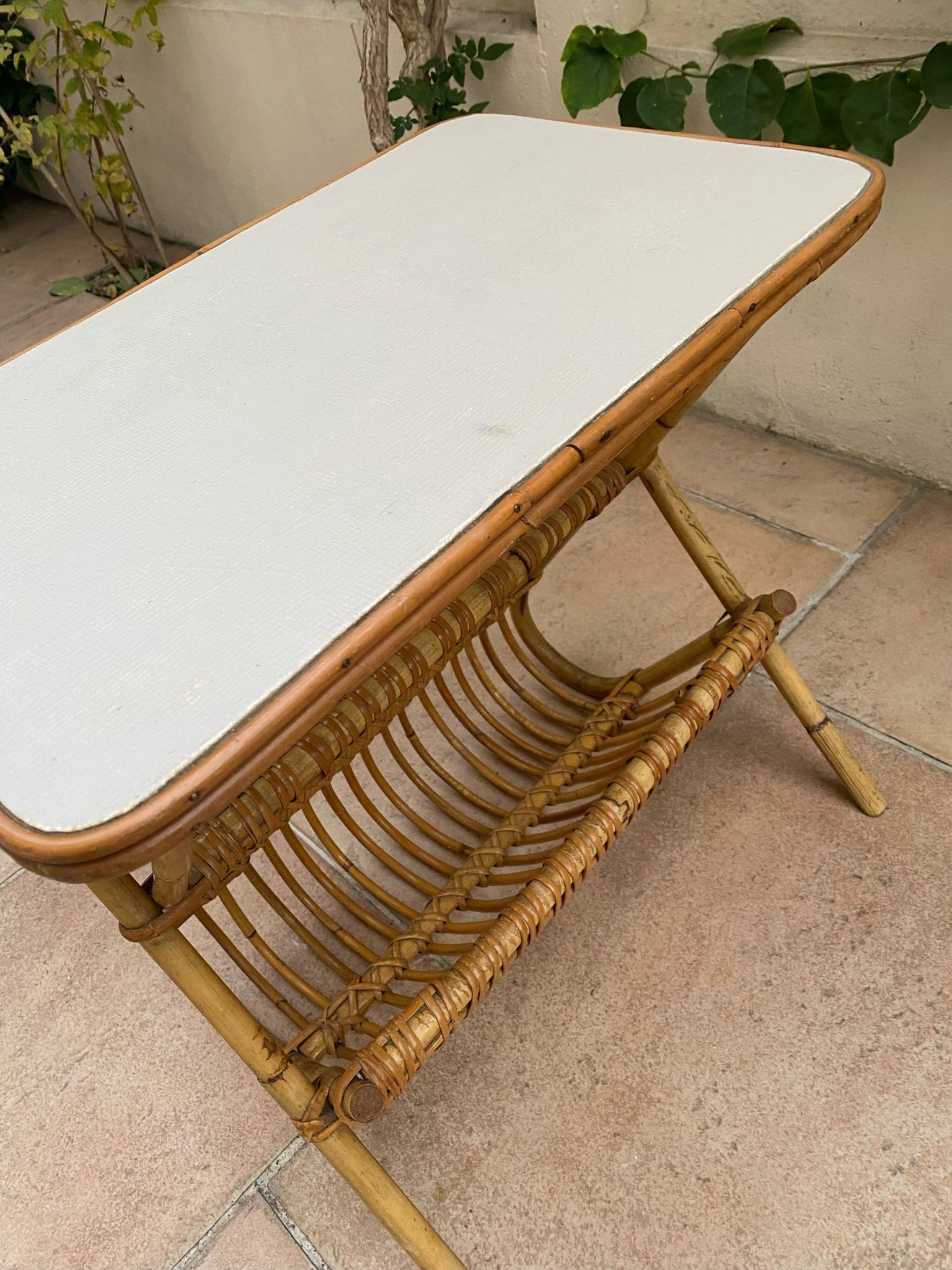Table en rotin.