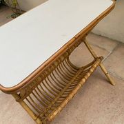 Table en rotin.