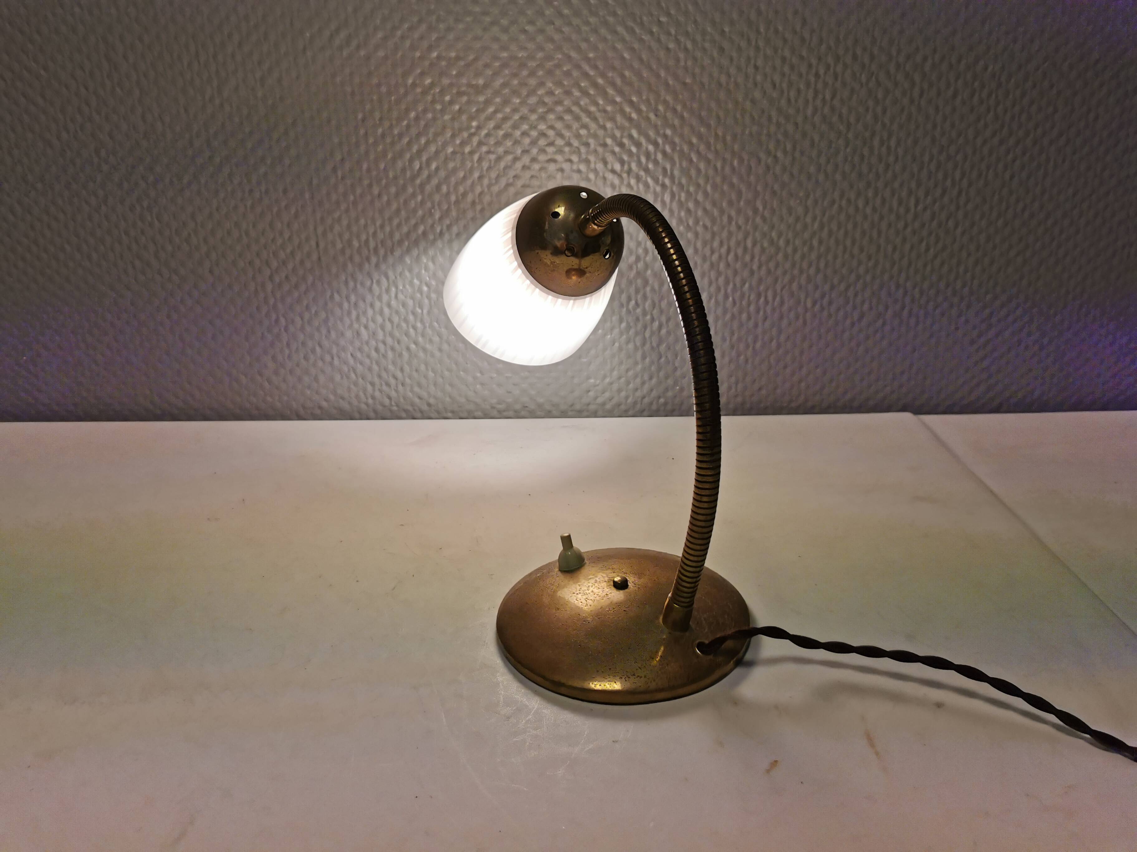 Lampe de table, estimée des années 1950-60. fabriquée en métal, laiton et verre.