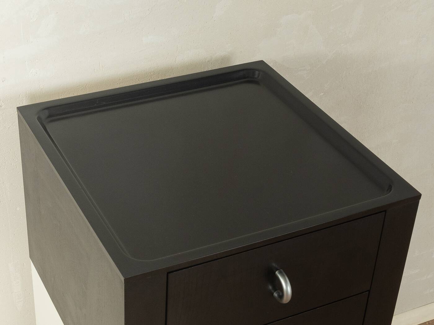 Commode des années 1980 avec un design à contraste clair.