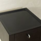 Commode des années 1980 avec un design à contraste clair.