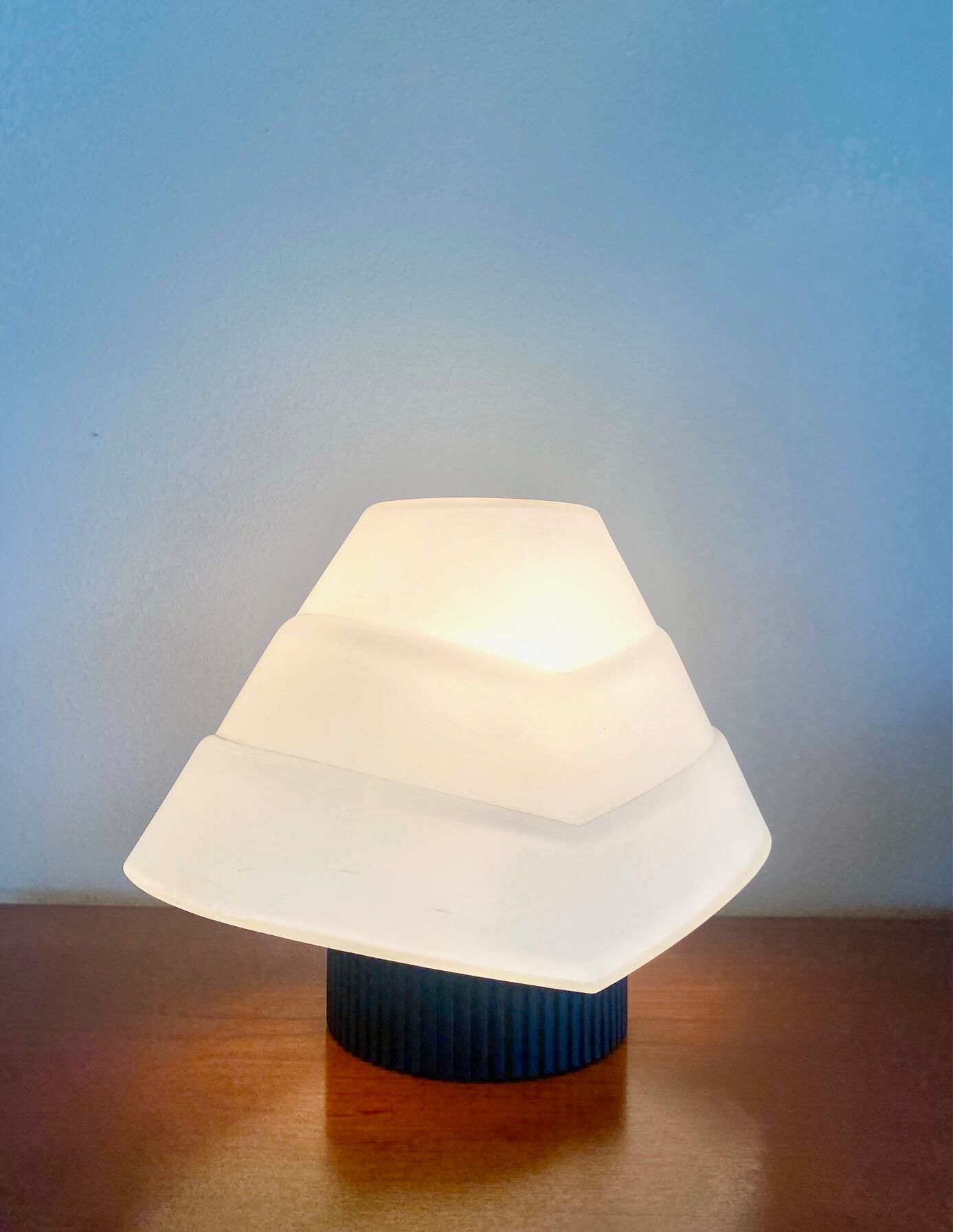 Pair of lamps in opaline glass and metal, 1980