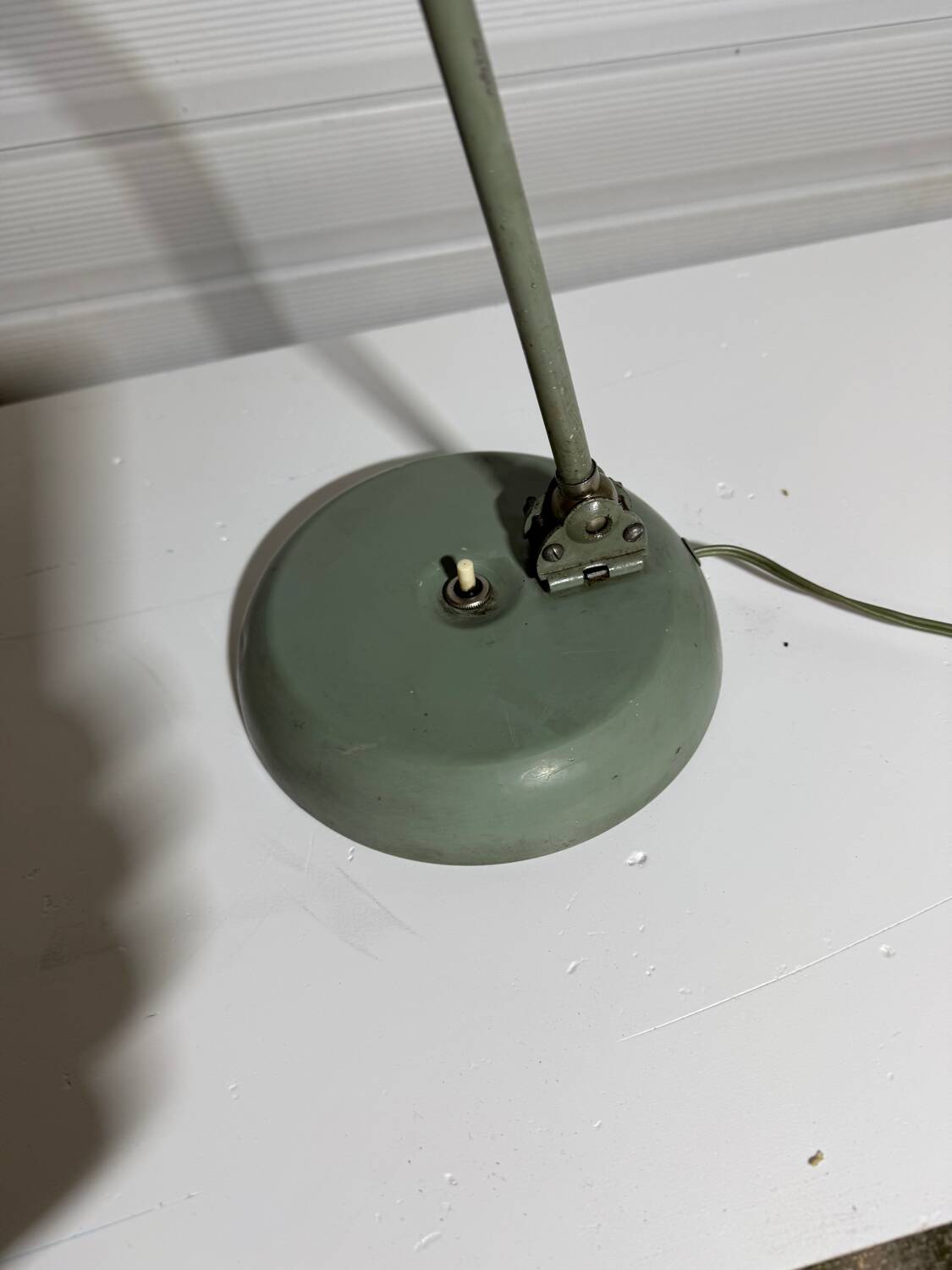 Articulated desk lamp