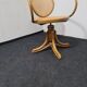 Chaise pivotante vintage en bois courbé.