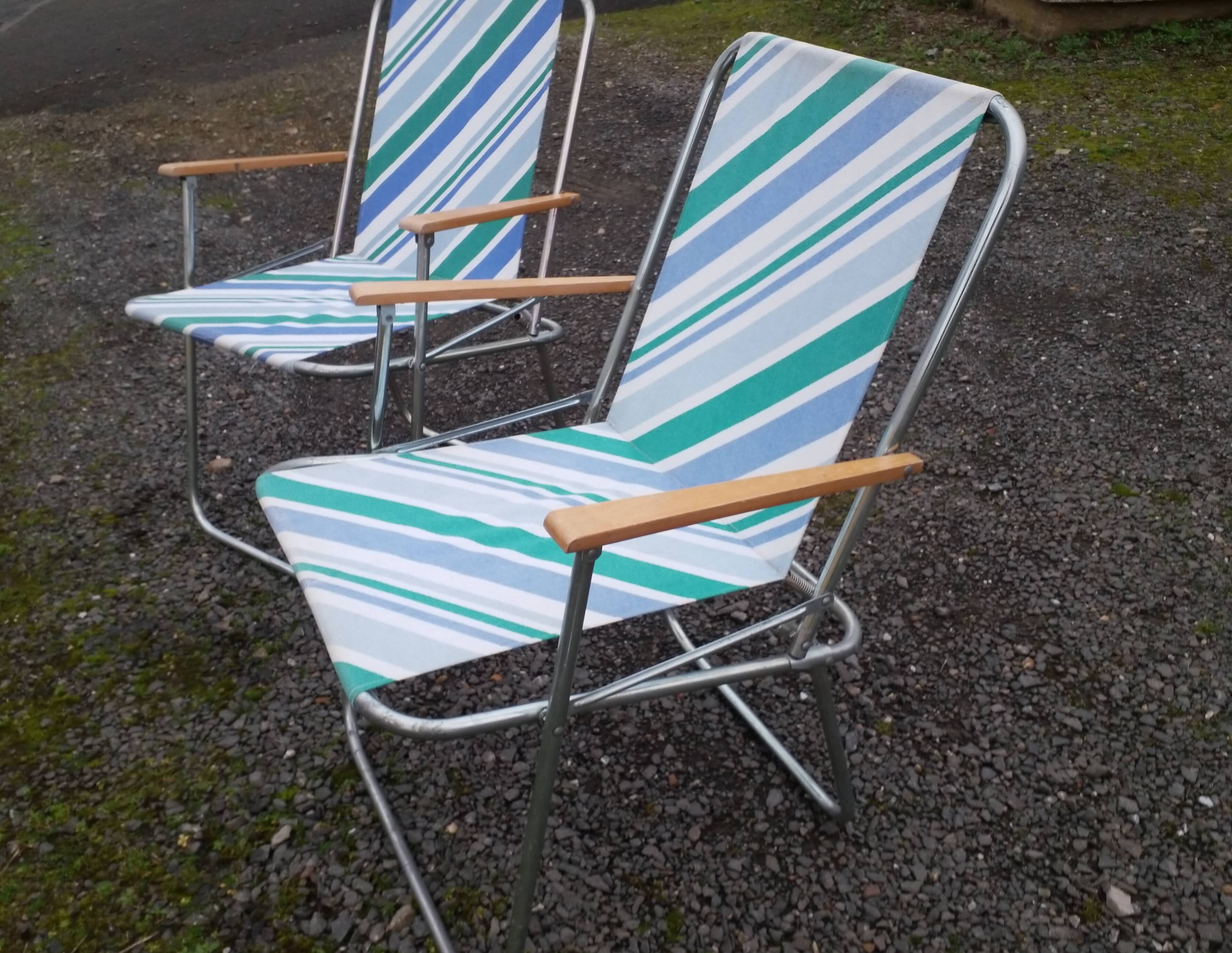 Pair of folding chairs 70