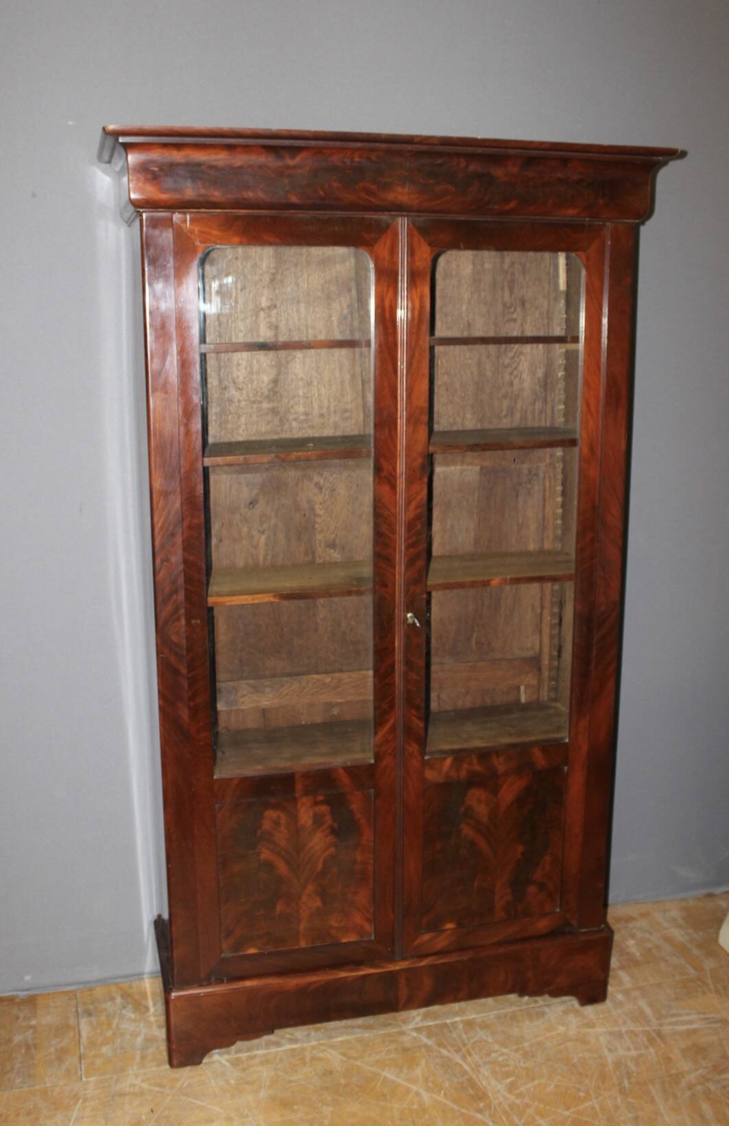 Bibliothèque vitréeé Louis Philippe en acajou, XIXe