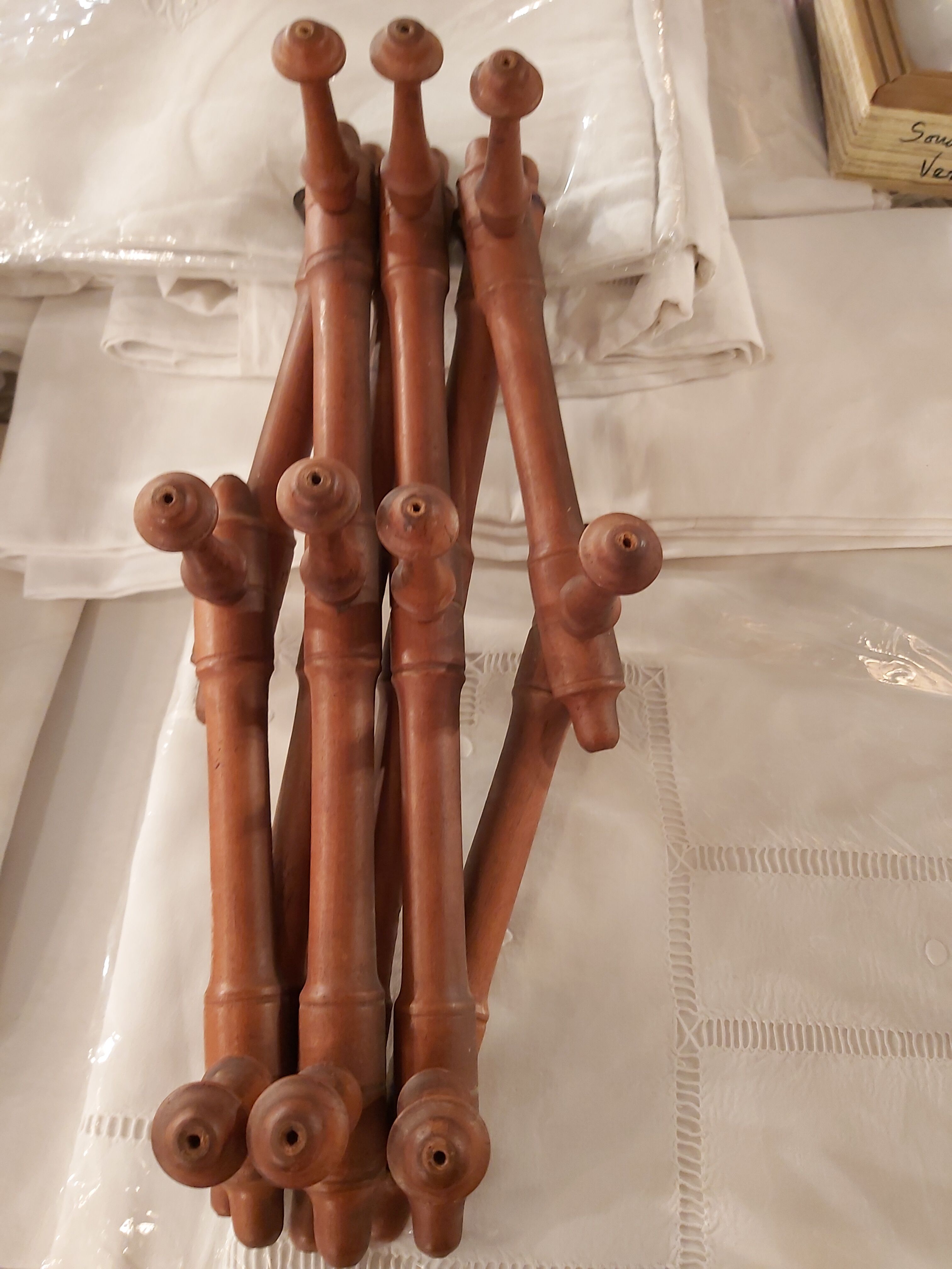 Extendable wall coat rack