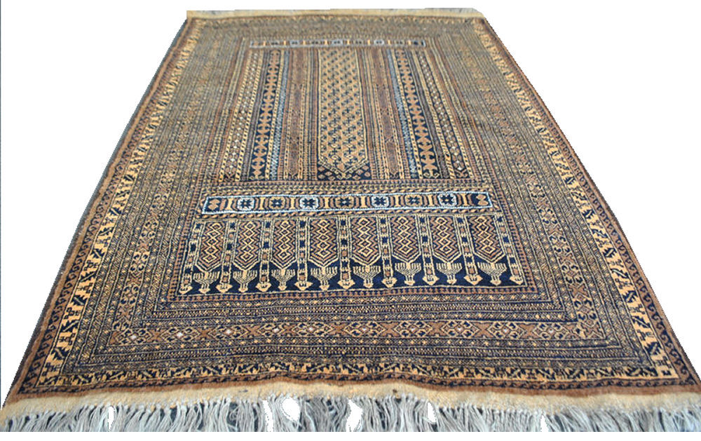 Authentic 1950 Persian rug with fine 135cm x 96cm motifs