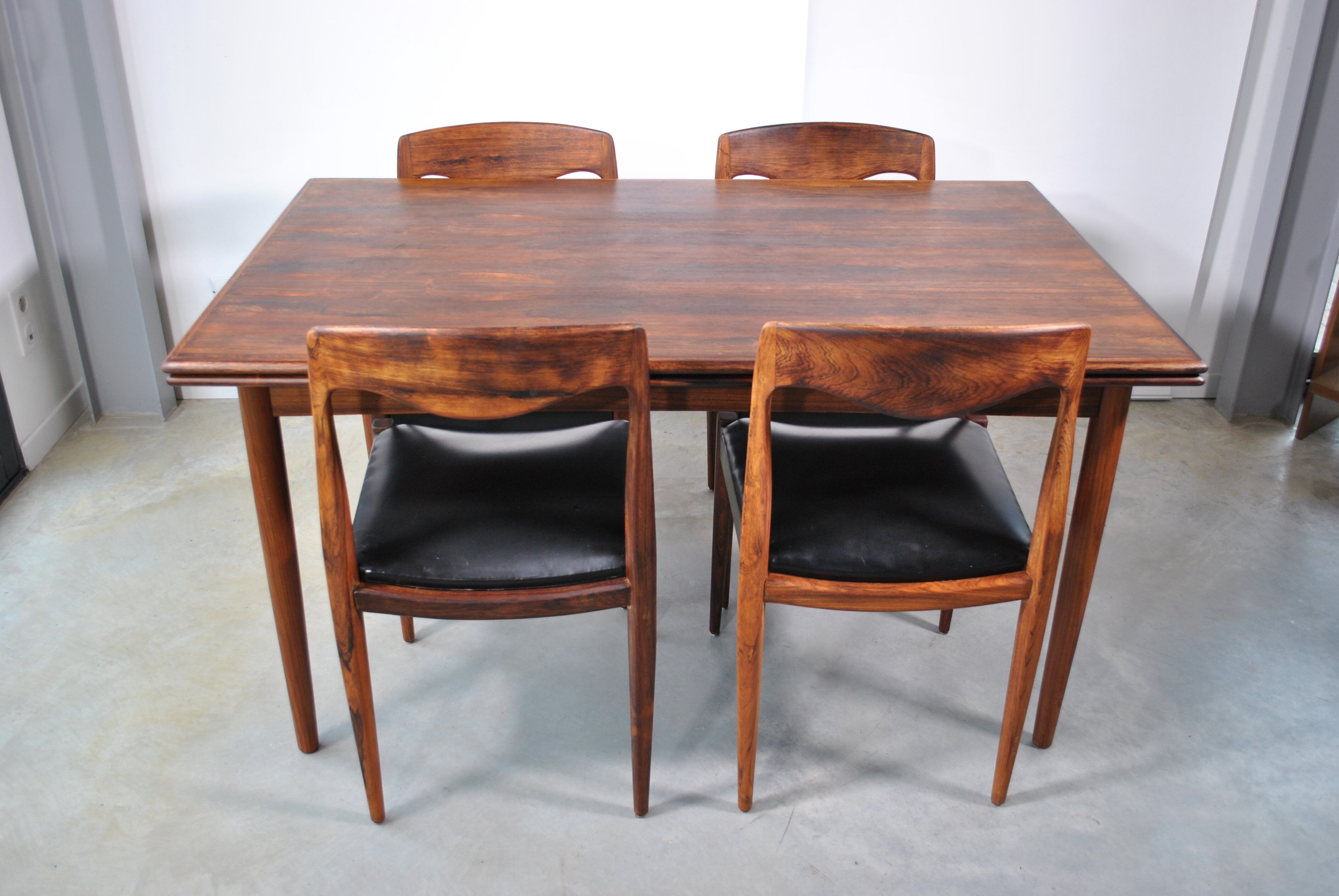 Extendable rosewood dining table year 60