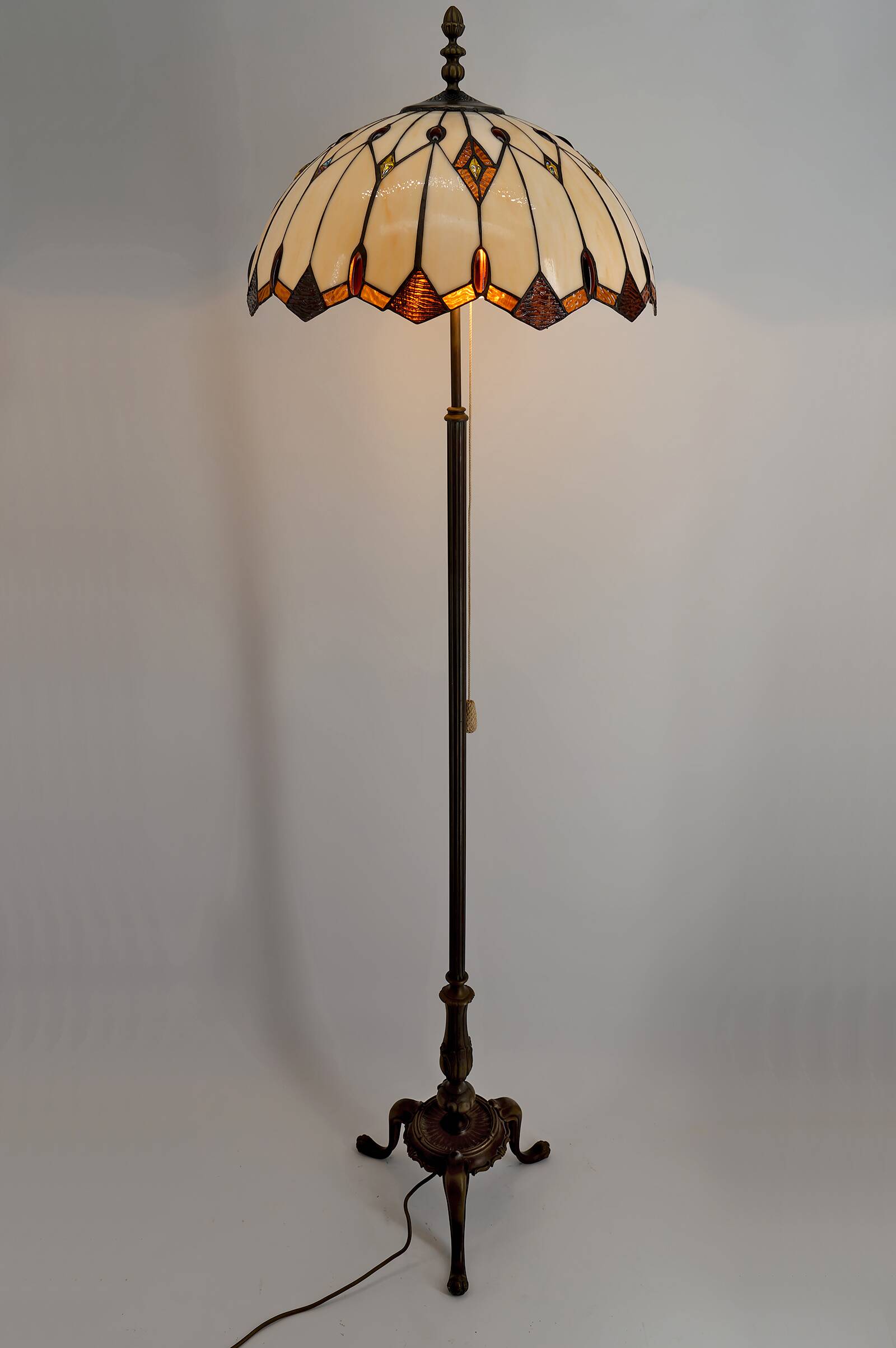 Bronze floor lamp with Tiffany-style stained glass shade – 20th century