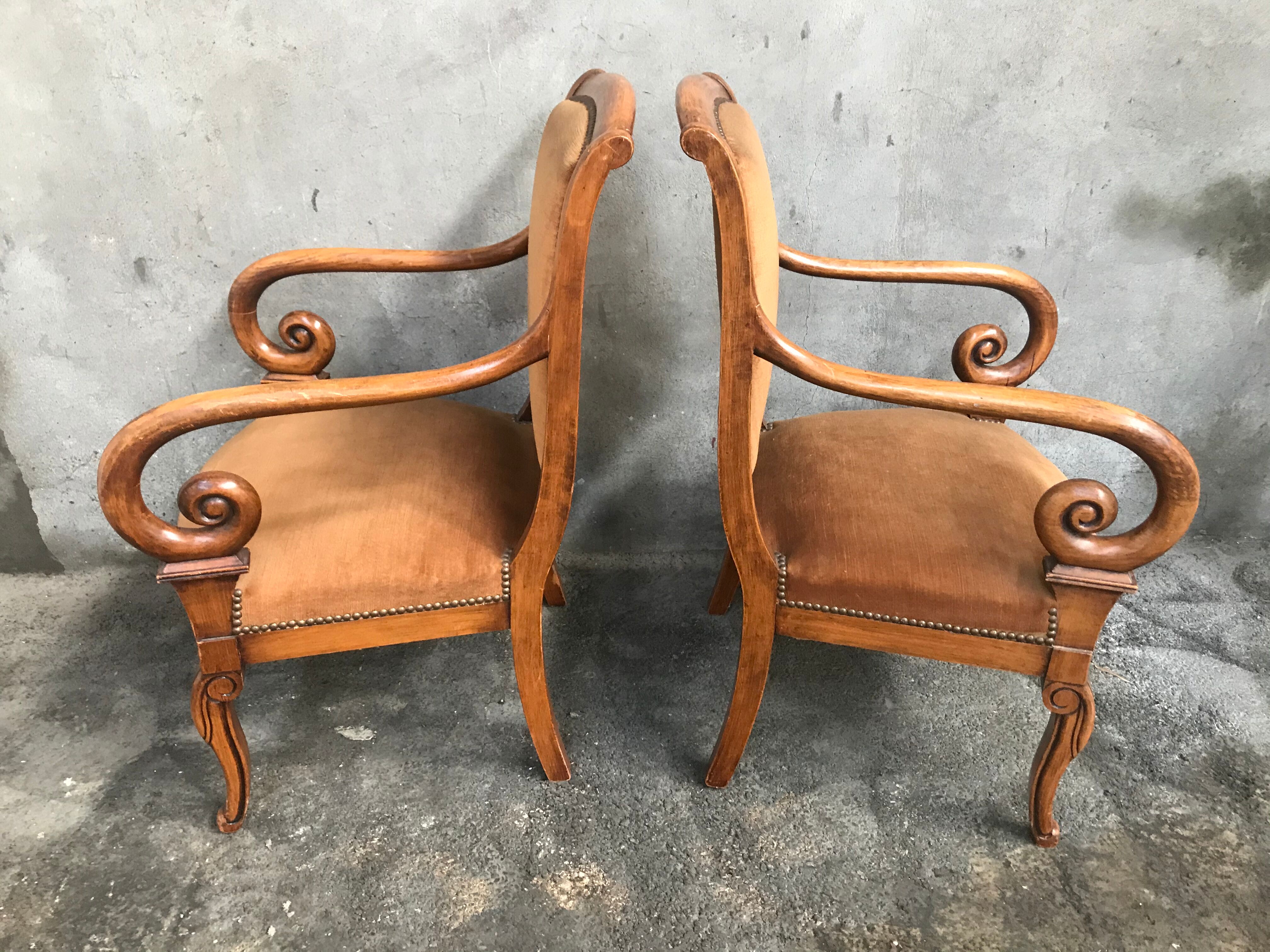 Paire de fauteuils de style restauration en velours