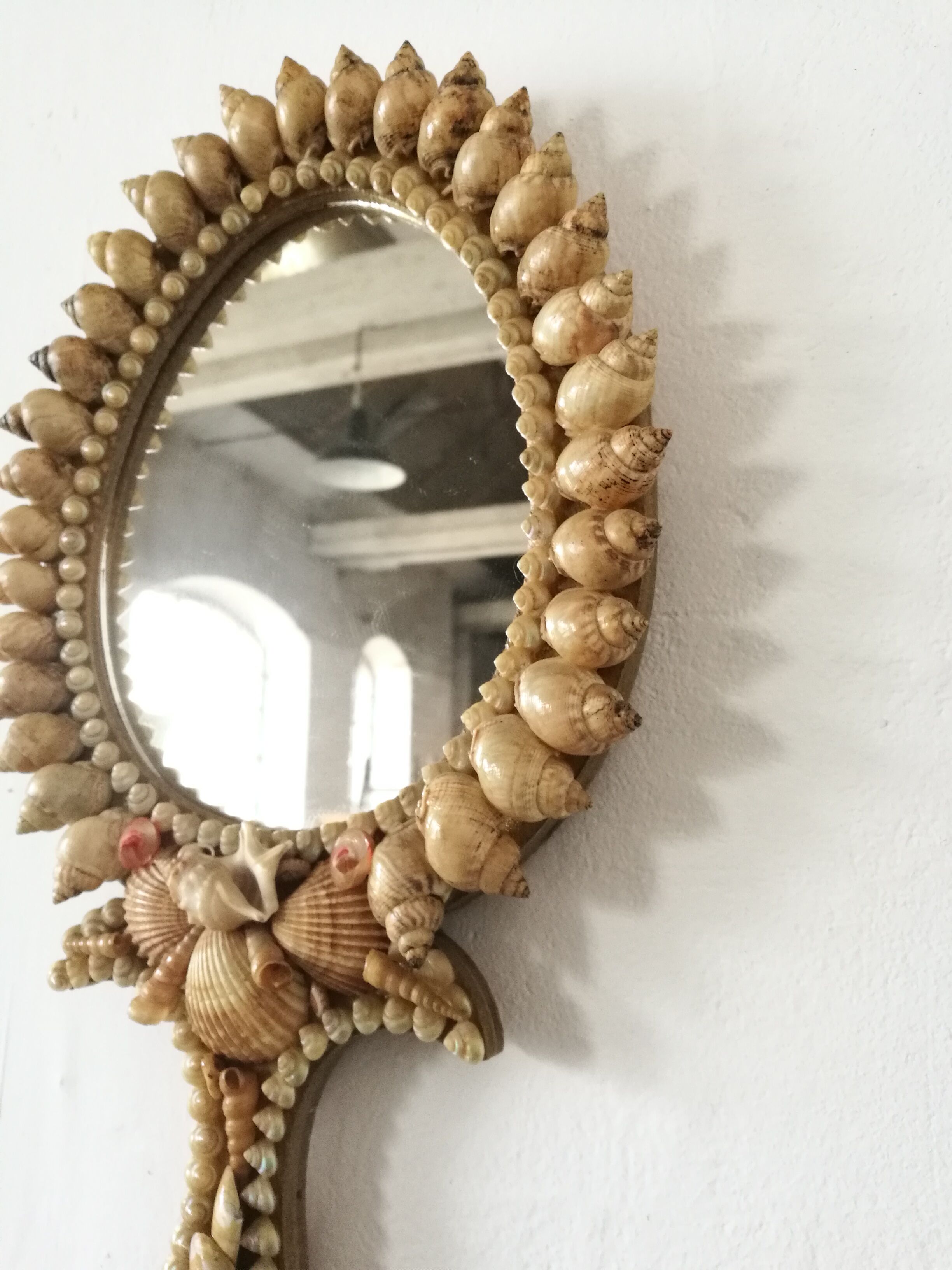 Mirror, face-to-hand seashells