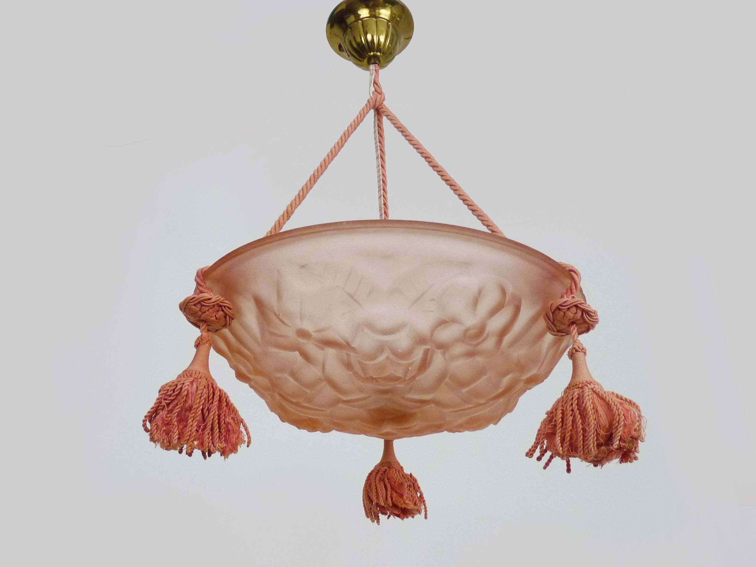 Ancien lustre degue, suspension vasque art déco 1 feu, en pâte de verre rose. signé degué