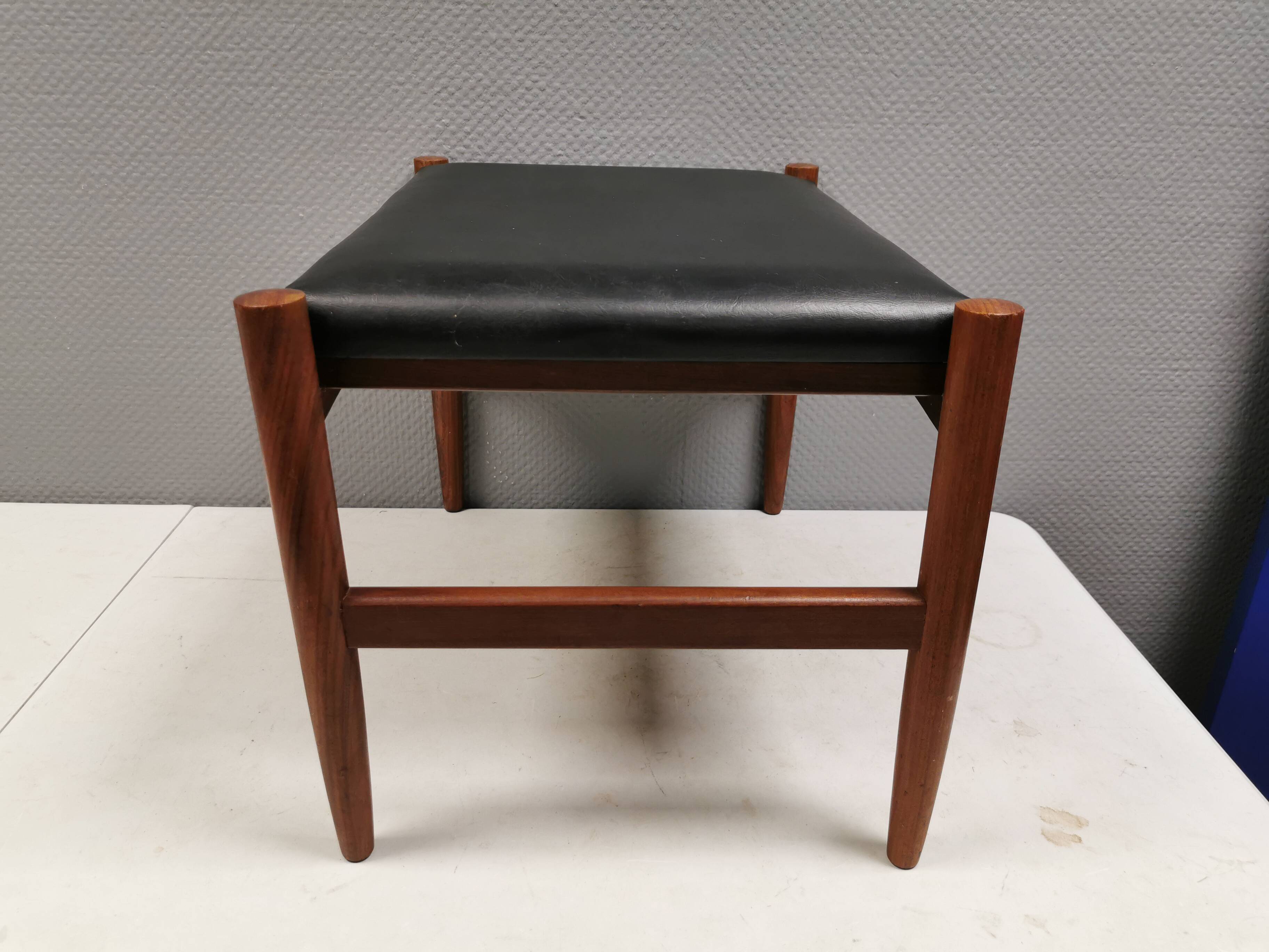 Pouf danois en teck et simili cuir noir 'Skai', années 1960-70.