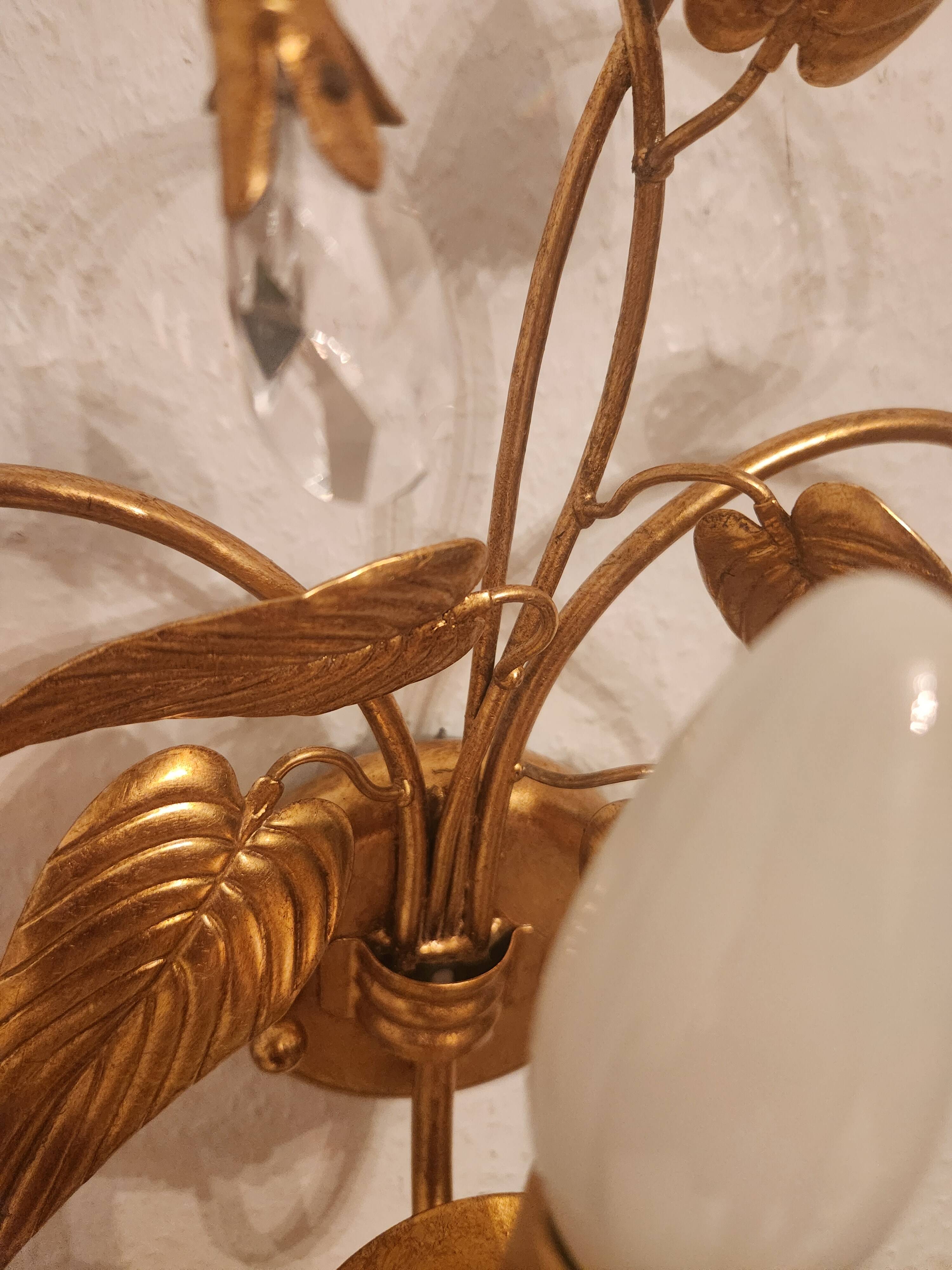 Shabby Wandlampe vergoldet Blattgold Kristallelemente Hollywood Regency 70s
