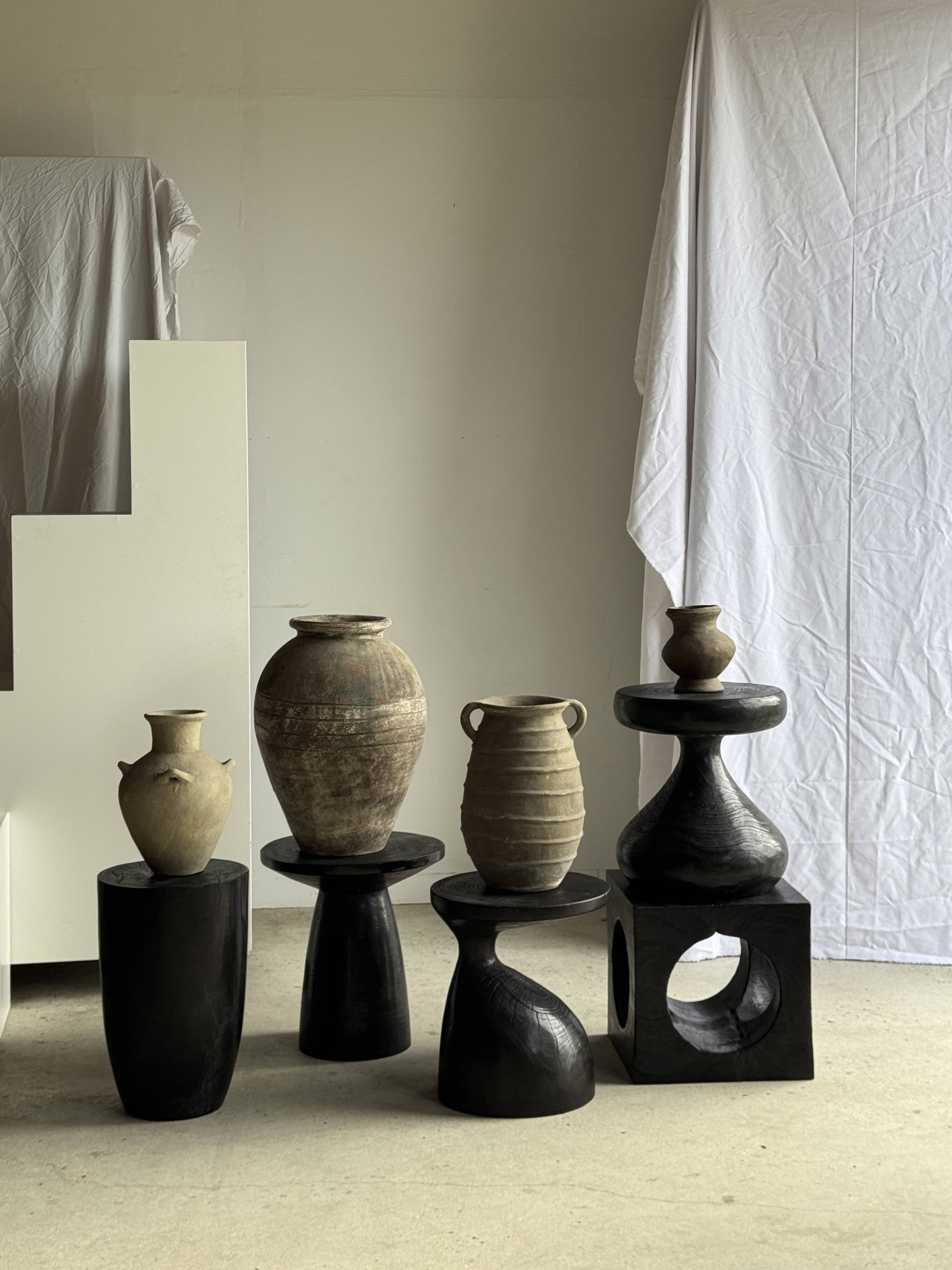 Sexy Neck - Solid wood side table (monoxyle) in organic shape colour