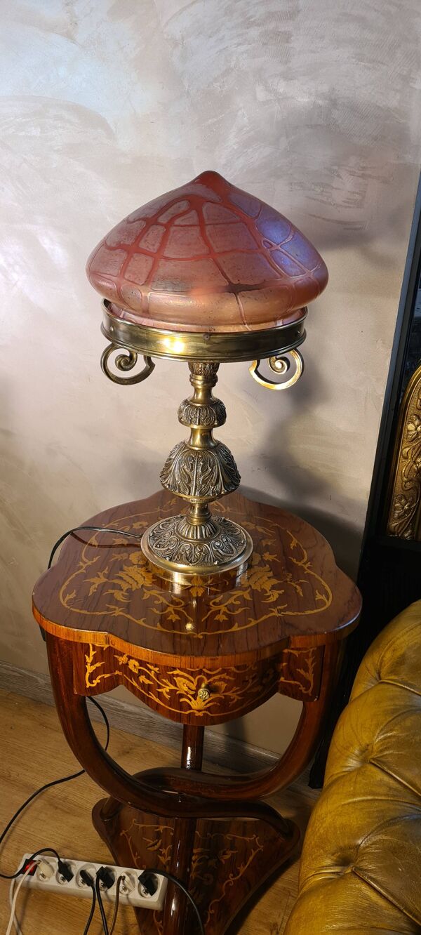 Lampe Art Nouveau autrichienne en bronze avec abat-jour en verre d'art de style Loetz