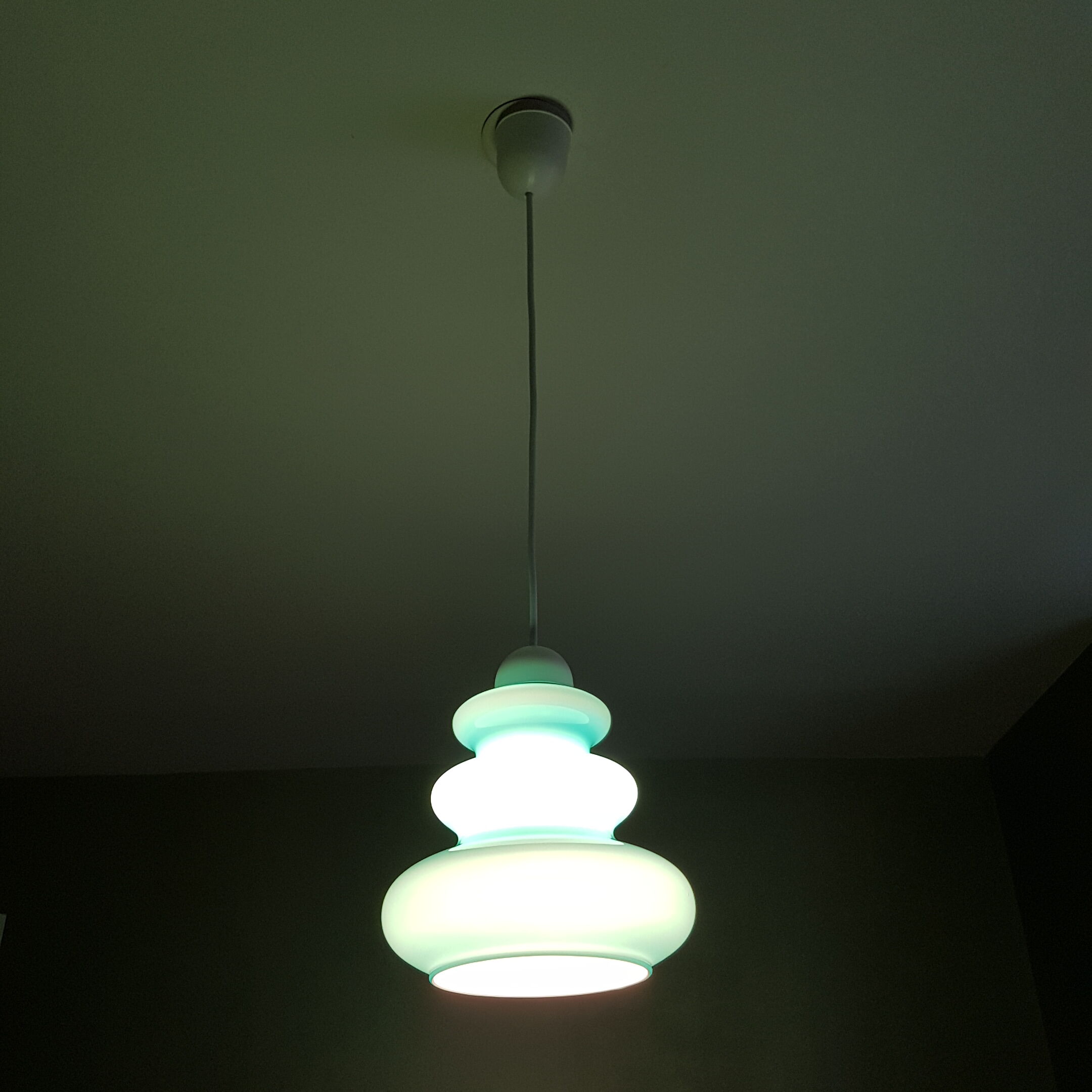 Lustre globe opaline bleue vintage