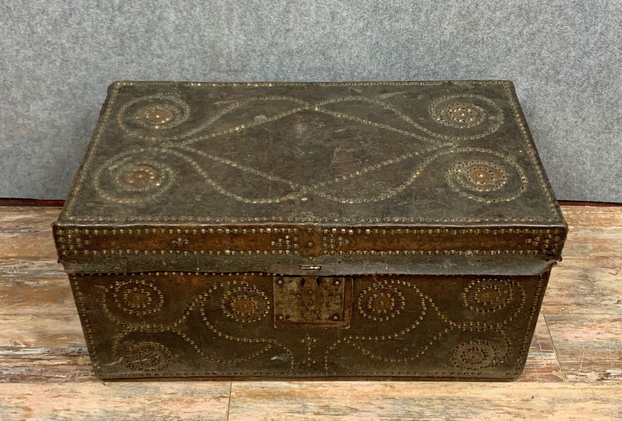 Carriage chest period 18th century in studded leather around 1750