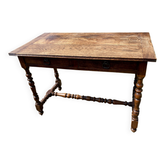 Bureau rustique à deux tiroirs à entretoise et pieds tournés