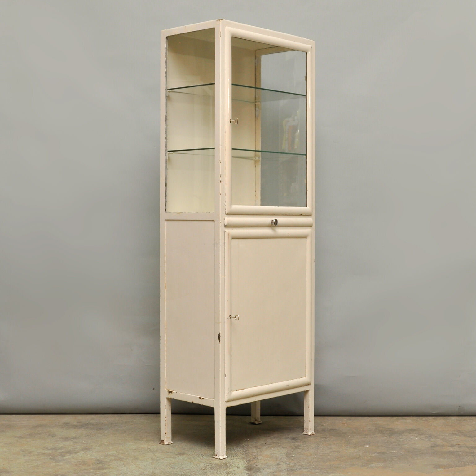 Showcase medical 1940 s