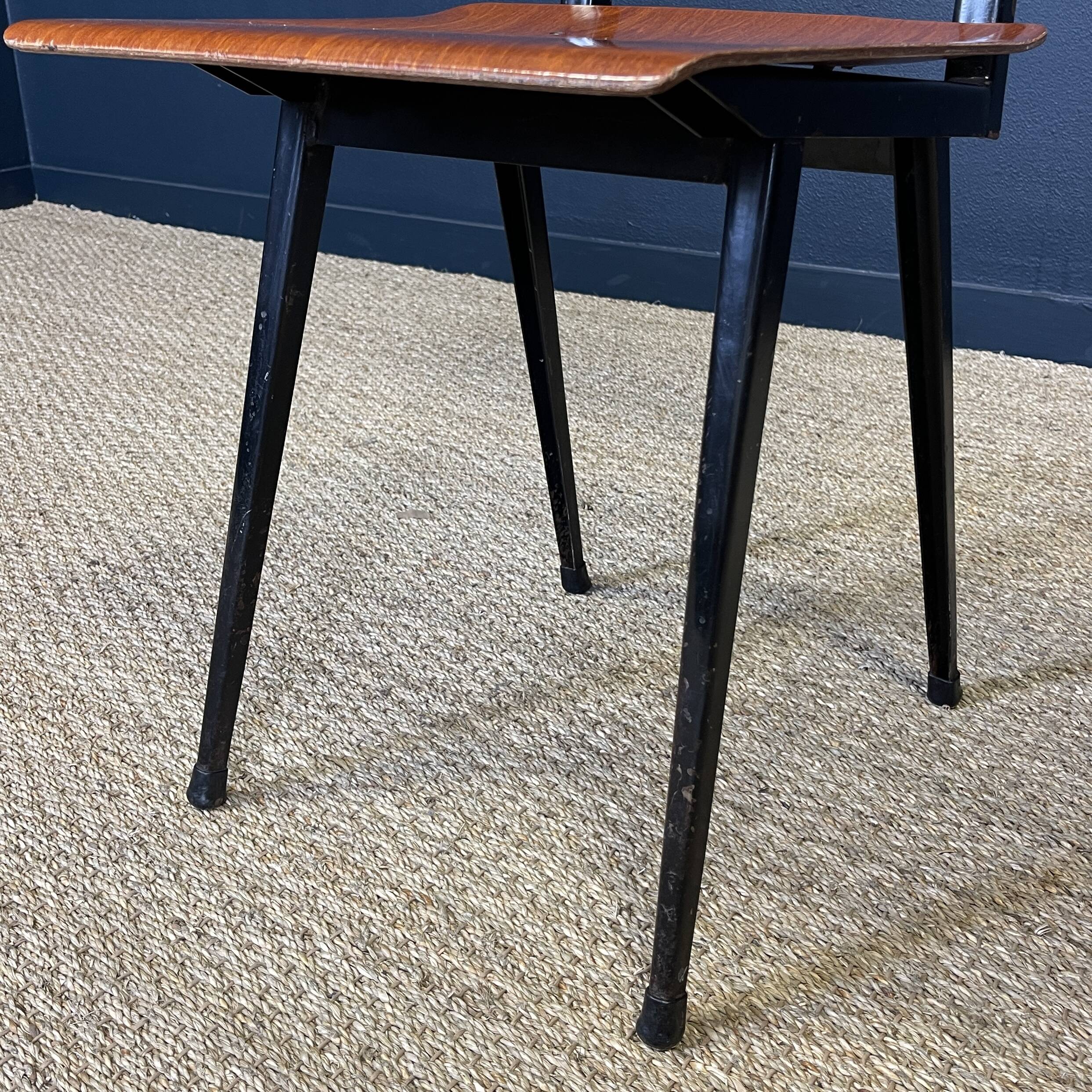 Ensemble de 4 chaises obo 60.10 bois miel pieds compas noirs