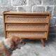 Commode vintage en rotin pieds compas