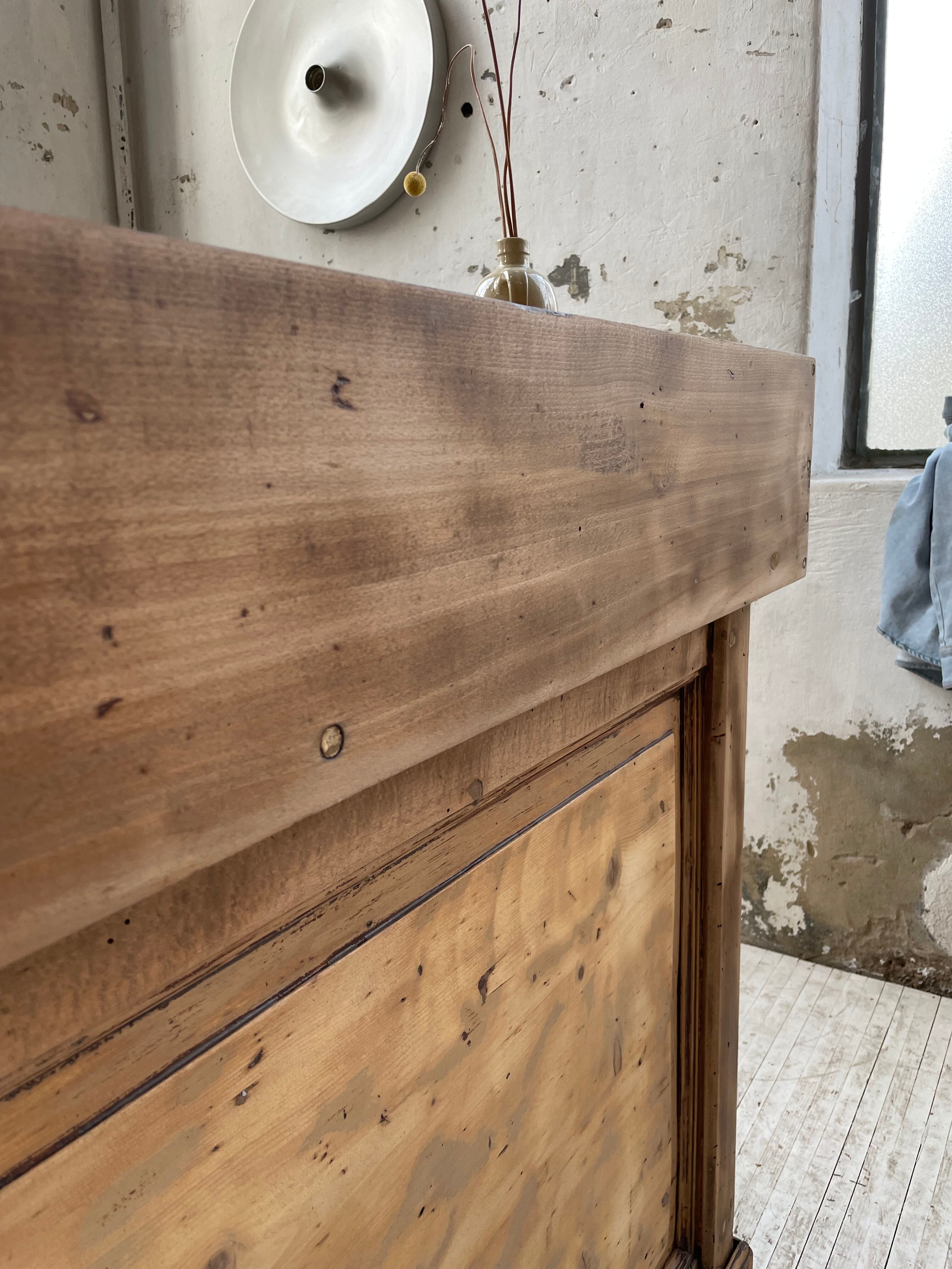 Trading counter central island pine